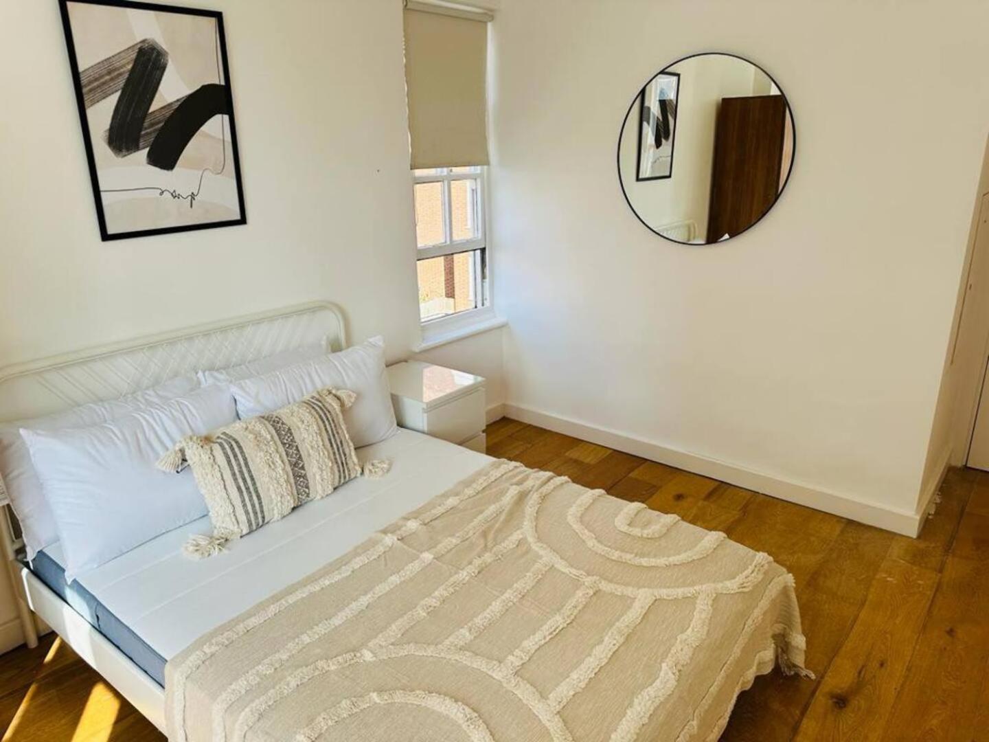 3 Bed Apartment- Lägenhet London