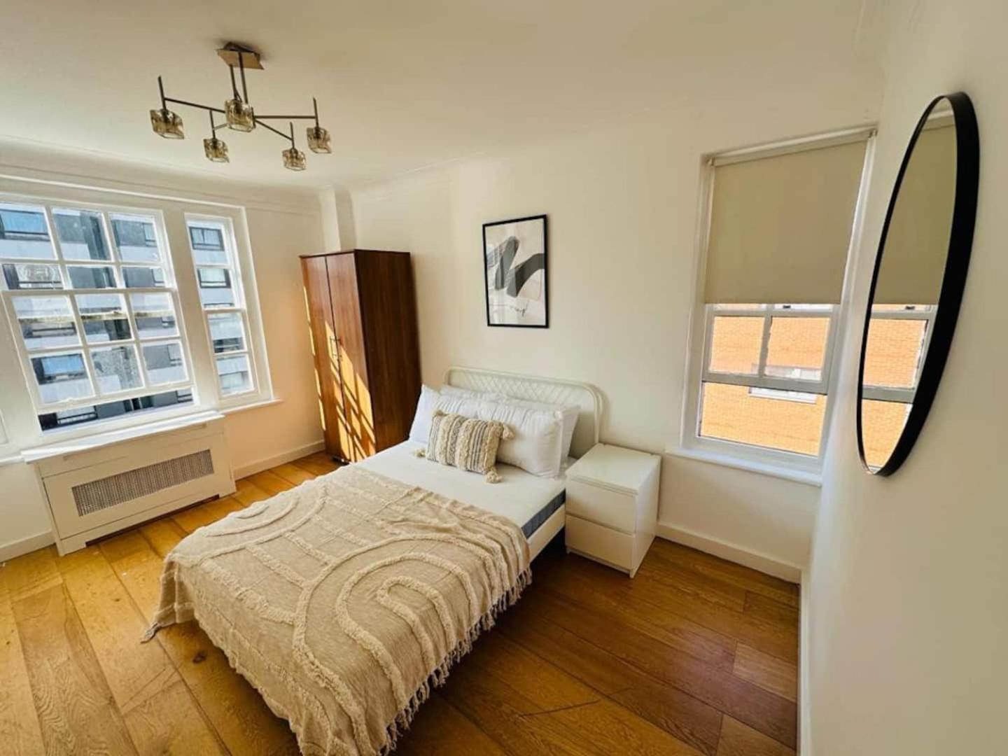 3 Bed Apartment- Lägenhet London