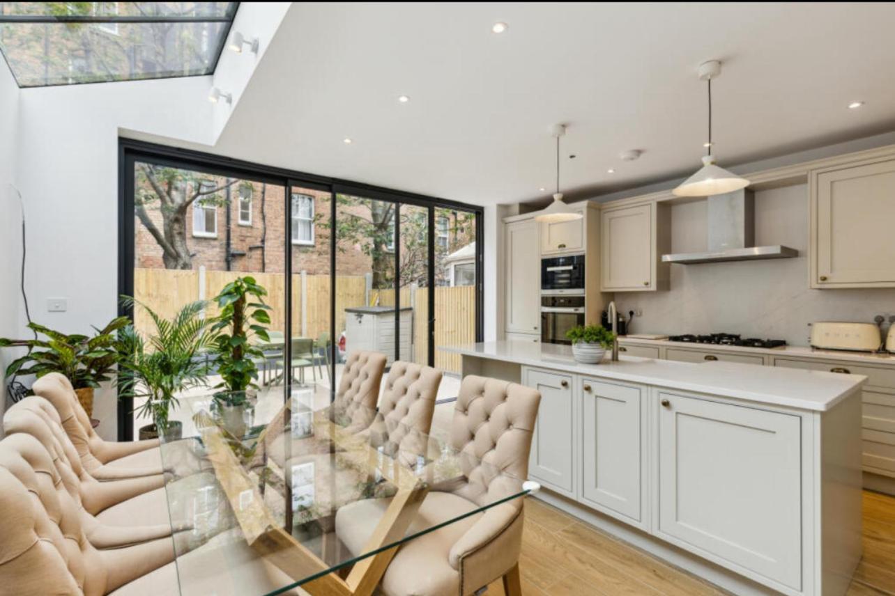 Stylish & Spacious 4 Beds House Hébergement de vacances *