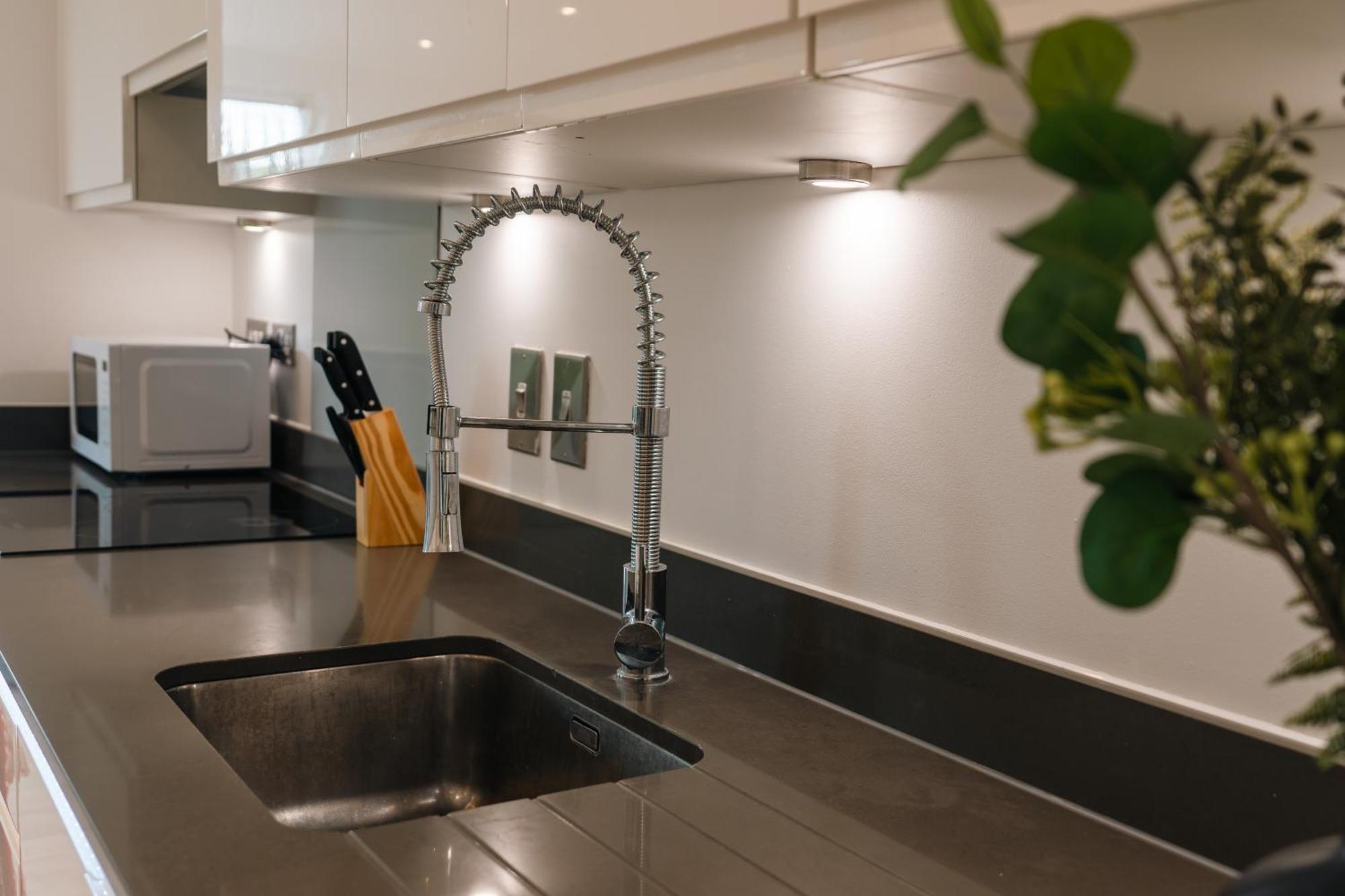 Modern 2 Bedroom With Superking Bed, Gated Free Parking & Balcony Views Near Wembley * London