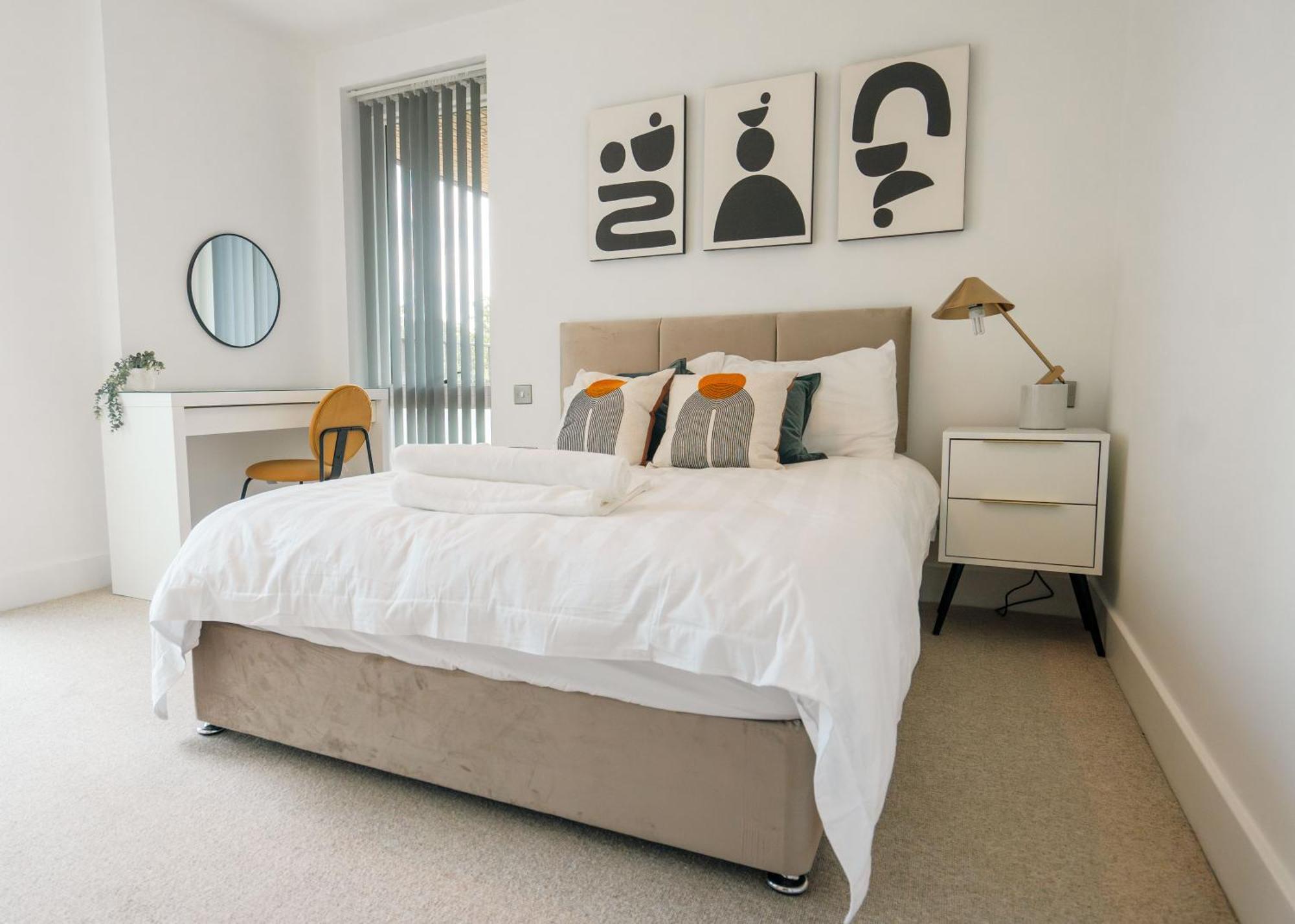 Modern 2 Bedroom With Superking Bed, Gated Free Parking & Balcony Views Near Wembley Apartment *