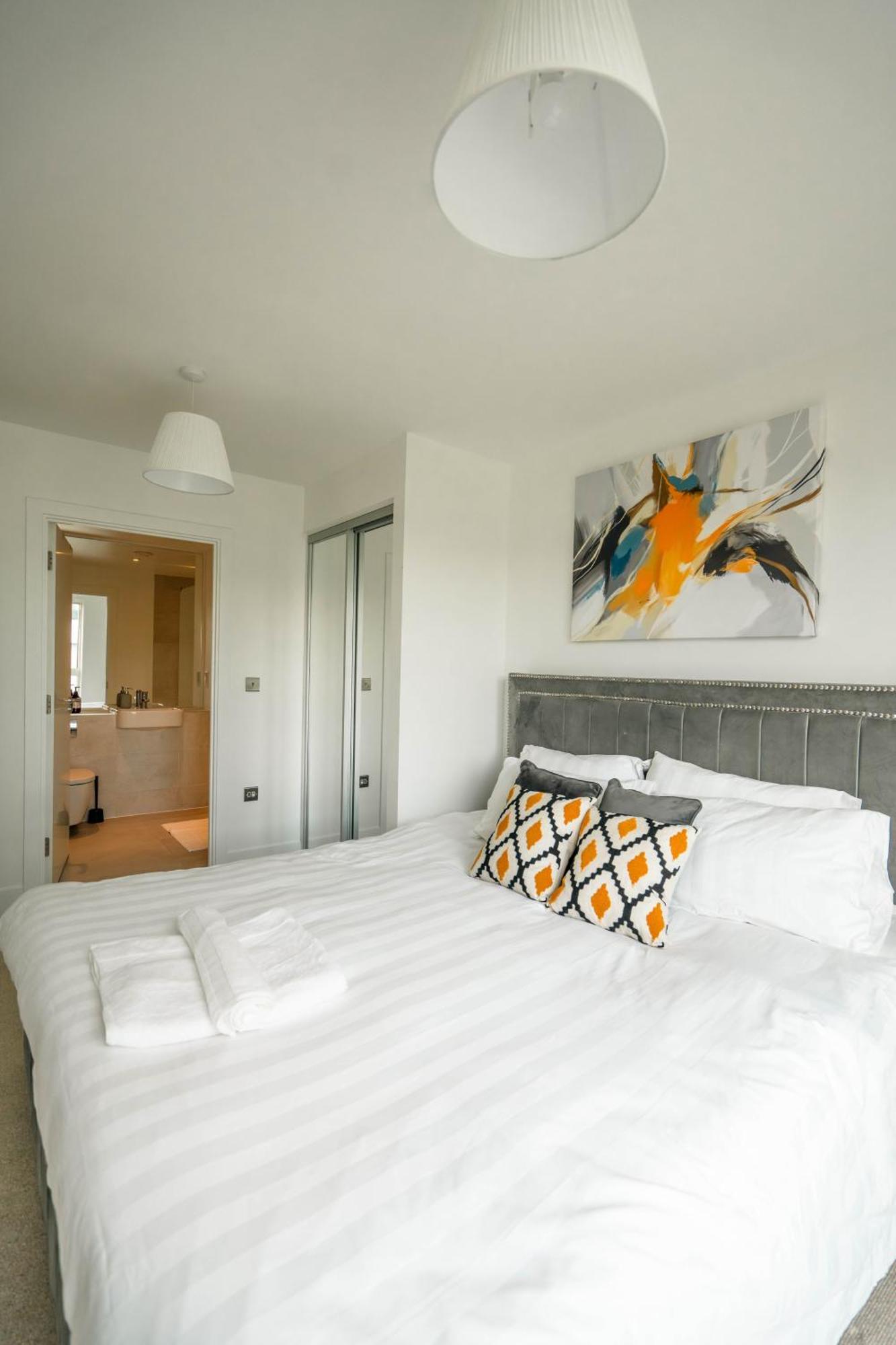 Modern 2 Bedroom With Superking Bed, Gated Free Parking & Balcony Views Near Wembley London