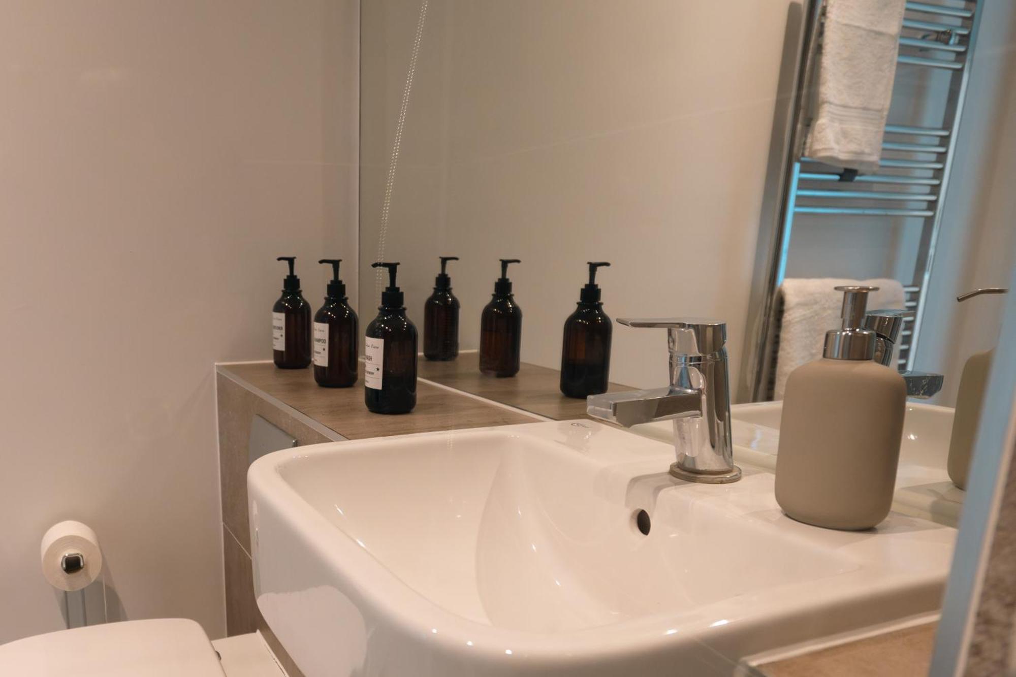 Modern 2 Bedroom With Superking Bed, Gated Free Parking & Balcony Views Near Wembley * London