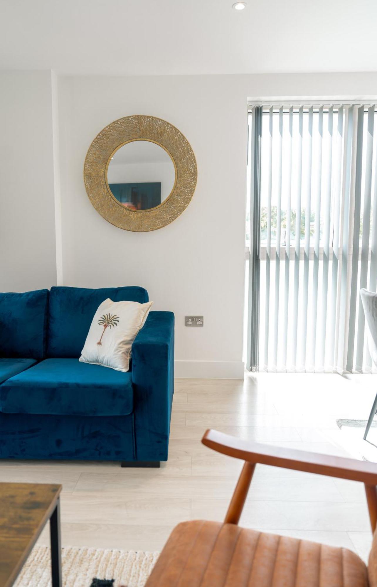Apartment Modern 2 Bedroom With Superking Bed, Gated Free Parking & Balcony Views Near Wembley