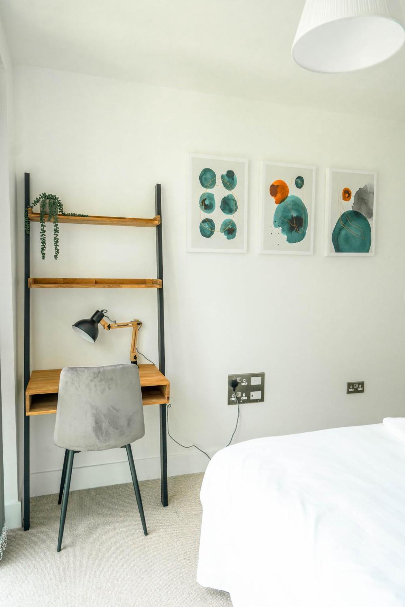 Apartment Modern 2 Bedroom With Superking Bed, Gated Free Parking & Balcony Views Near Wembley *