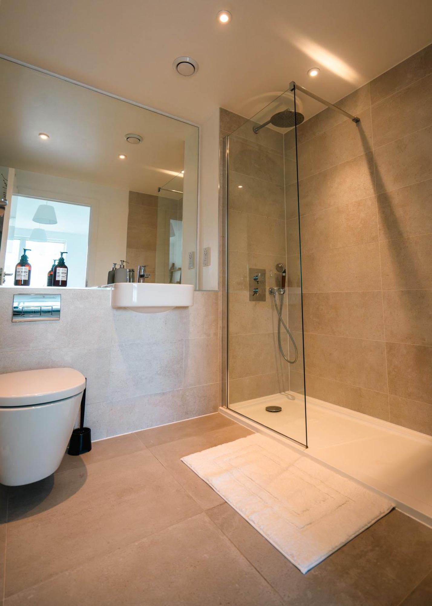Apartment Modern 2 Bedroom With Superking Bed, Gated Free Parking & Balcony Views Near Wembley