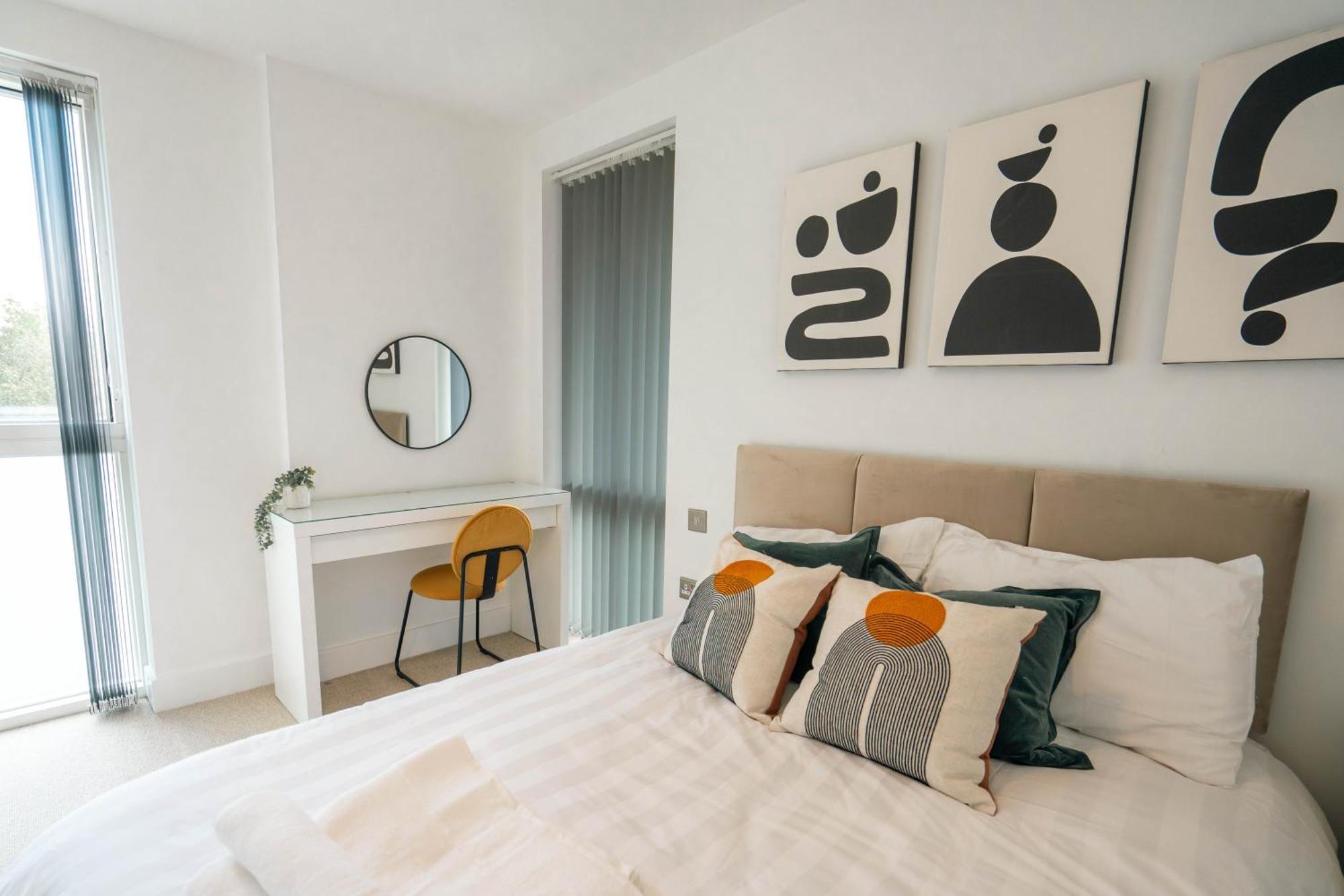 Modern 2 Bedroom With Superking Bed, Gated Free Parking & Balcony Views Near Wembley Apartment