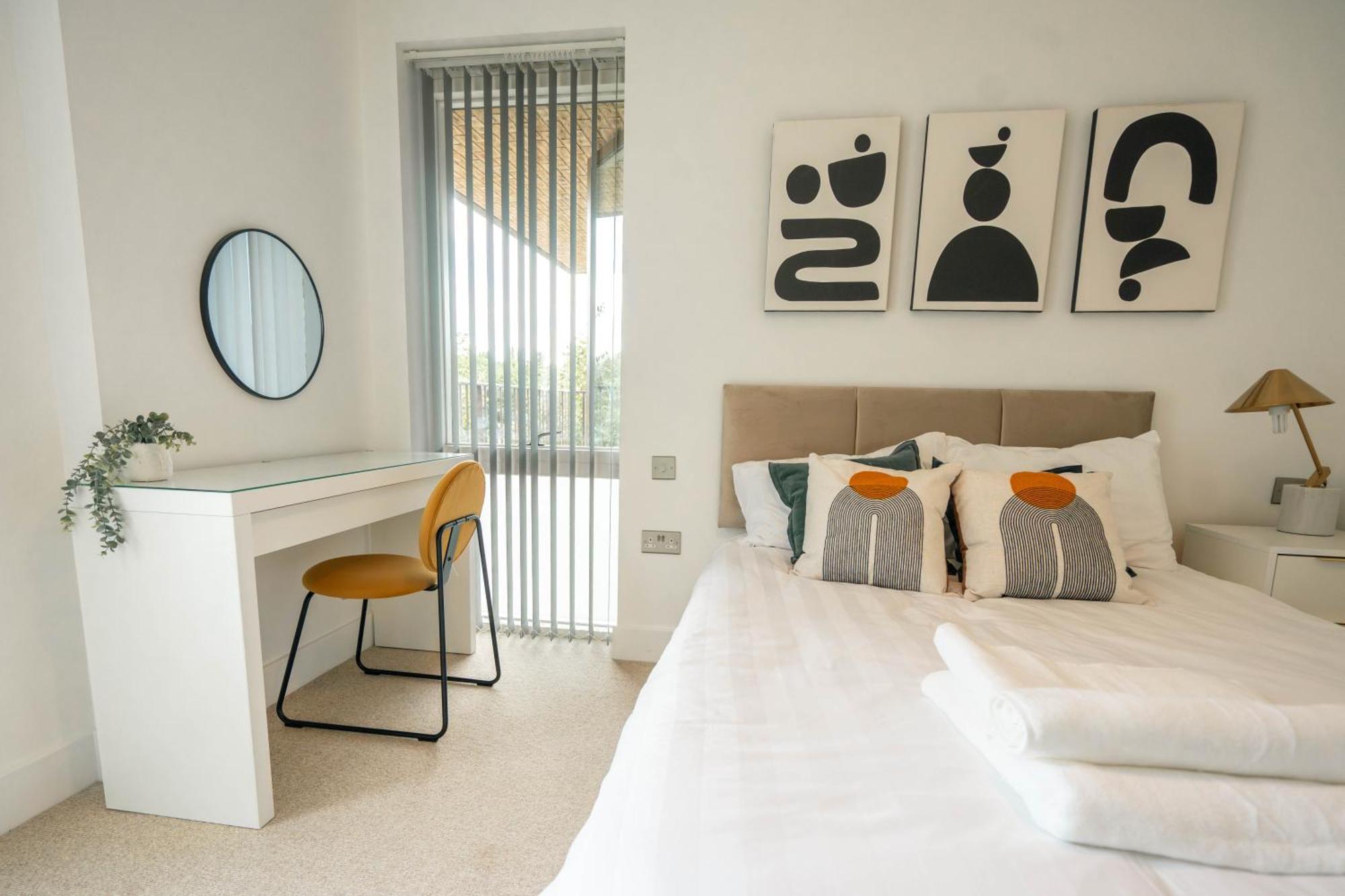 Apartment Modern 2 Bedroom With Superking Bed, Gated Free Parking & Balcony Views Near Wembley *