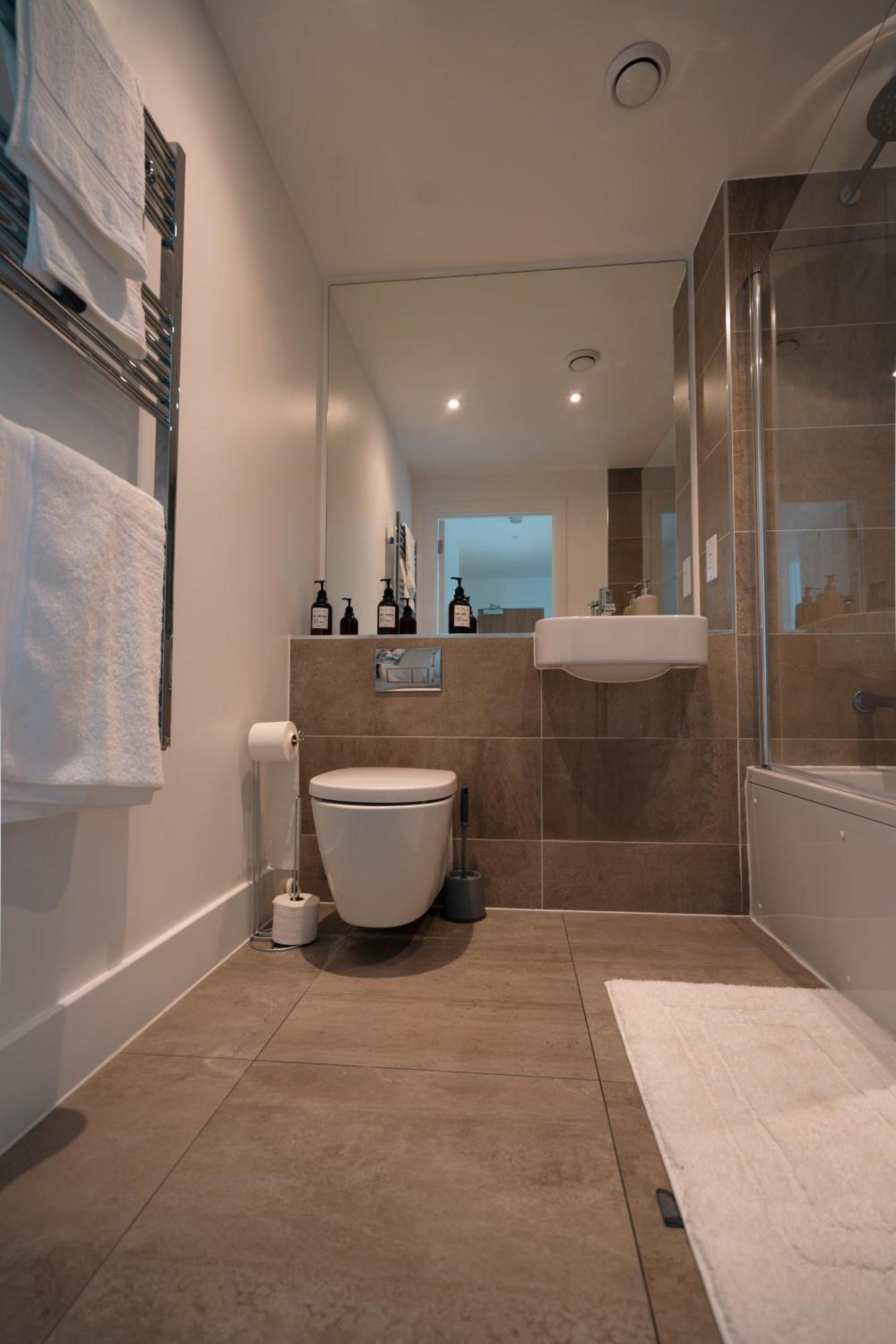 Modern 2 Bedroom With Superking Bed, Gated Free Parking & Balcony Views Near Wembley * London
