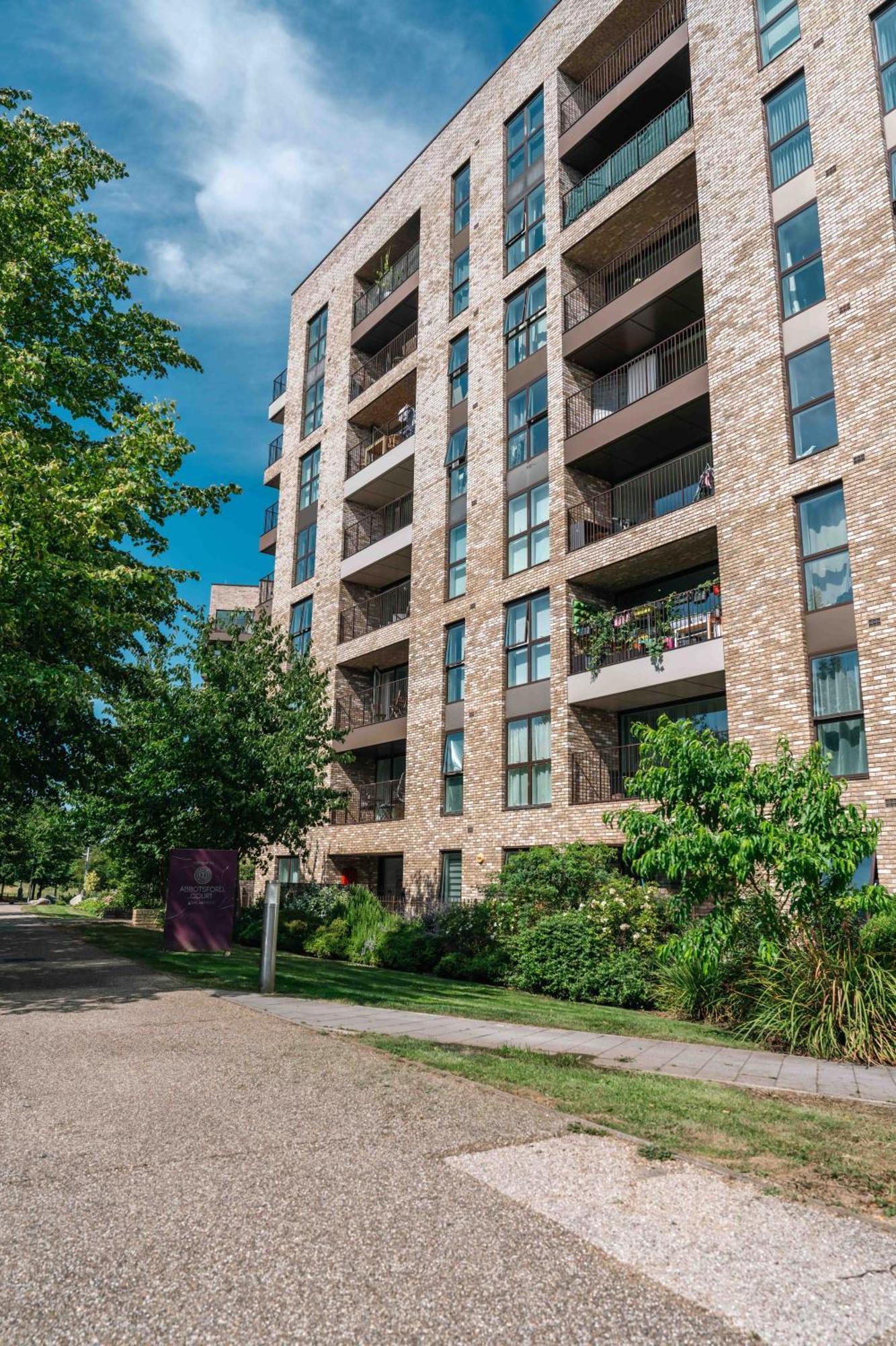 Modern 2 Bedroom With Superking Bed, Gated Free Parking & Balcony Views Near Wembley Apartment London