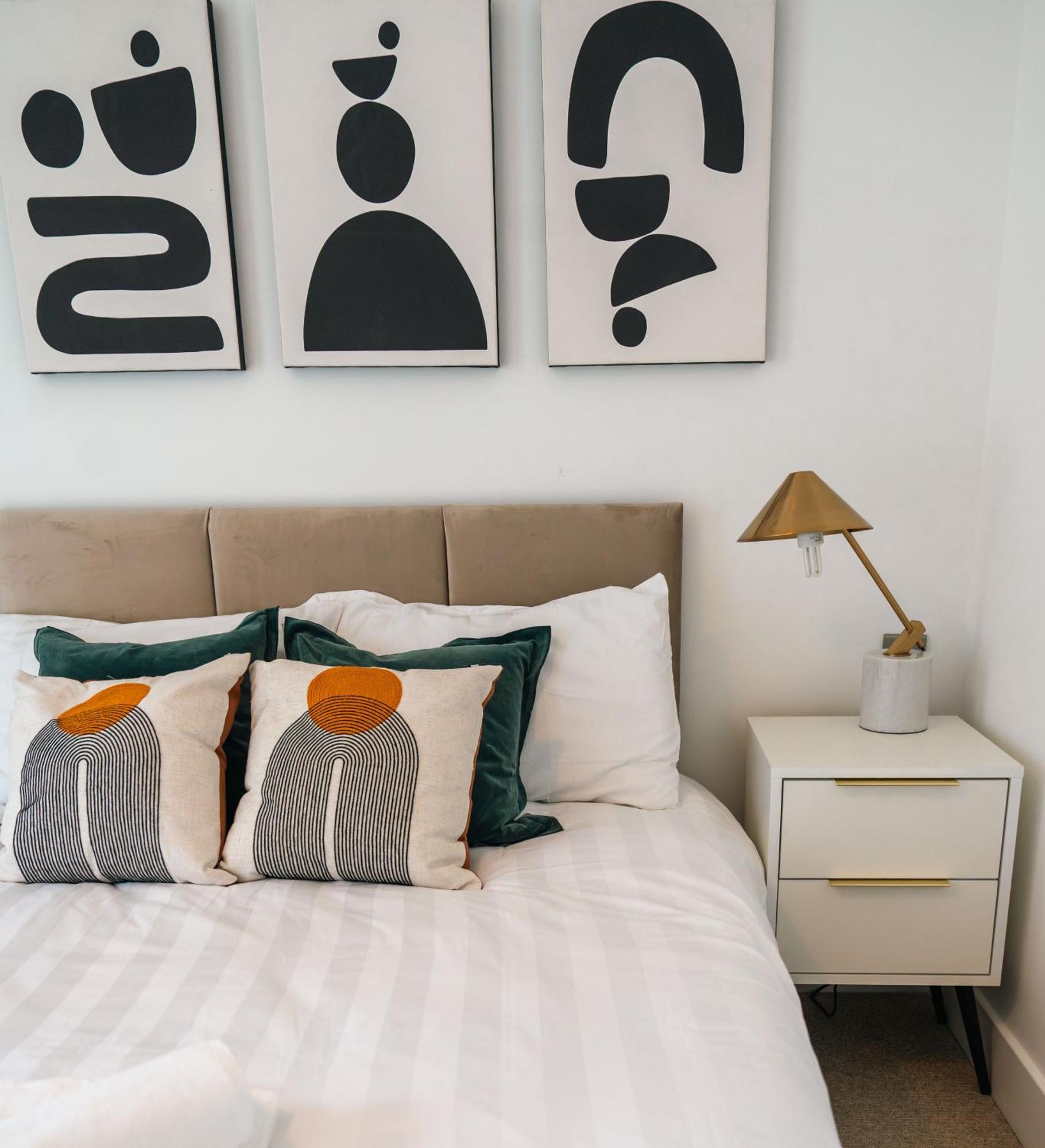 Modern 2 Bedroom With Superking Bed, Gated Free Parking & Balcony Views Near Wembley London