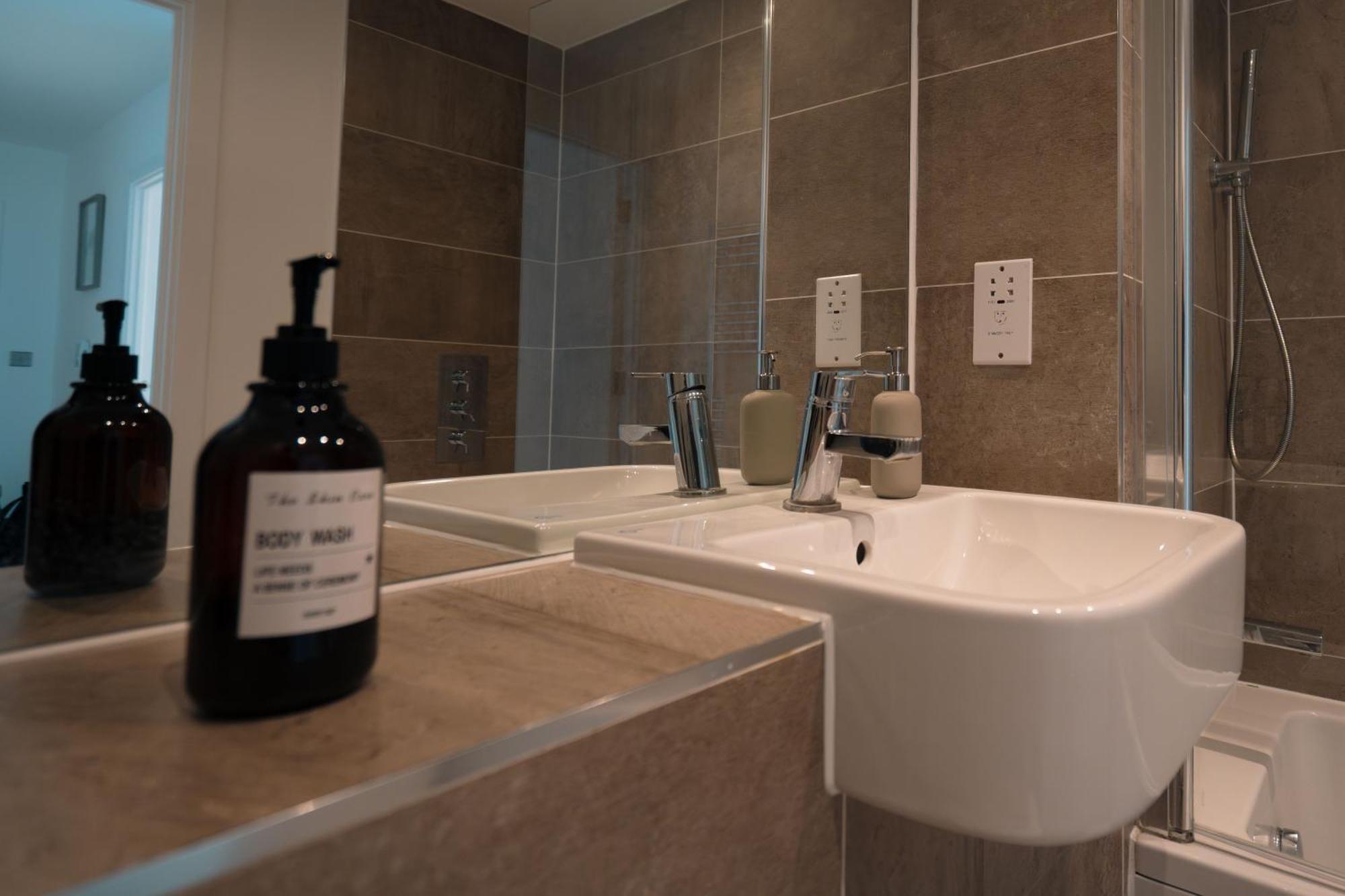 Modern 2 Bedroom With Superking Bed, Gated Free Parking & Balcony Views Near Wembley