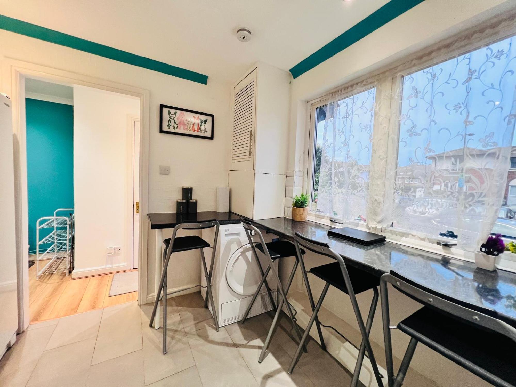 Lovely 4br House In The With Parking Holiday home