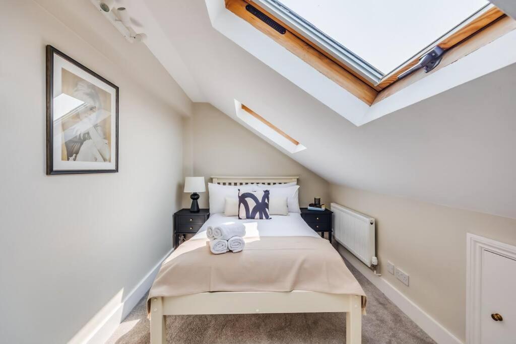 Beautiful 5 Bedroom 4 Bathroom House In W6 By Yoko - 10 Minute's To - Free Parking, Fast Wifi, Work Desks And Smarttvs With And Netflix Hébergement de vacances Londres