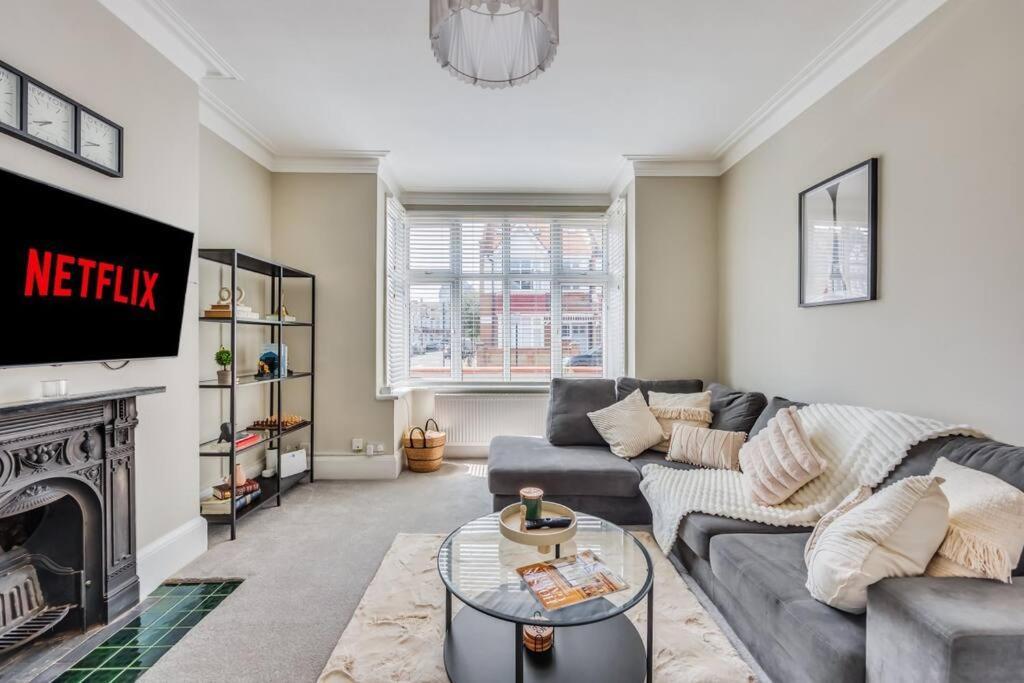 Hébergement de vacances Beautiful 5 Bedroom 4 Bathroom House In W6 By Yoko - 10 Minute's To - Free Parking, Fast Wifi, Work Desks And Smarttvs With And Netflix