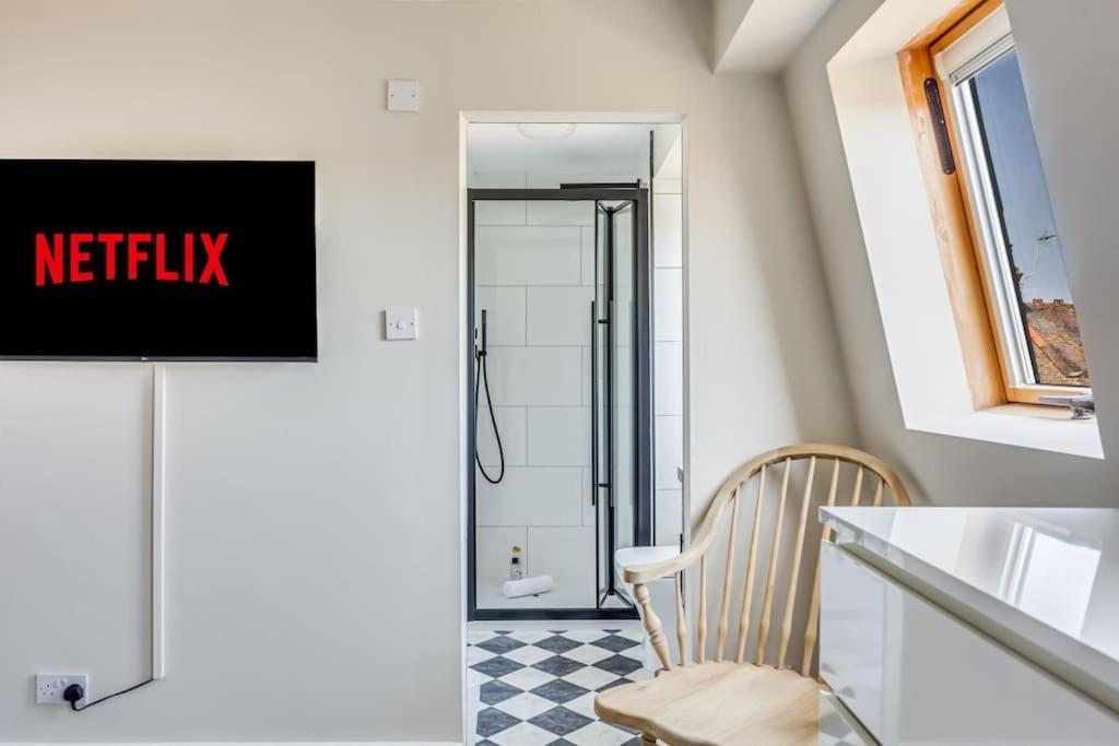 Beautiful 5 Bedroom 4 Bathroom House In W6 By Yoko - 10 Minute's To - Free Parking, Fast Wifi, Work Desks And Smarttvs With And Netflix Hébergement de vacances Londres