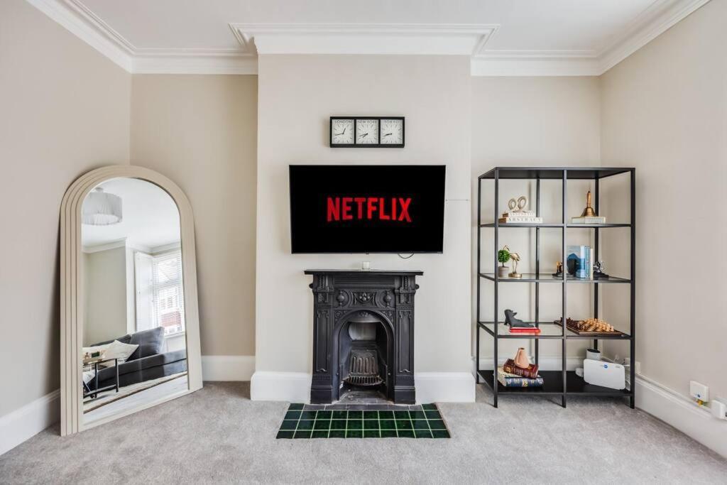 Beautiful 5 Bedroom 4 Bathroom House In W6 By Yoko - 10 Minute's To - Free Parking, Fast Wifi, Work Desks And Smarttvs With And Netflix Vakantiehuis *