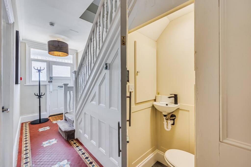 Beautiful 5 Bedroom 4 Bathroom House In W6 By Yoko - 10 Minute's To - Free Parking, Fast Wifi, Work Desks And Smarttvs With And Netflix Hébergement de vacances Londres