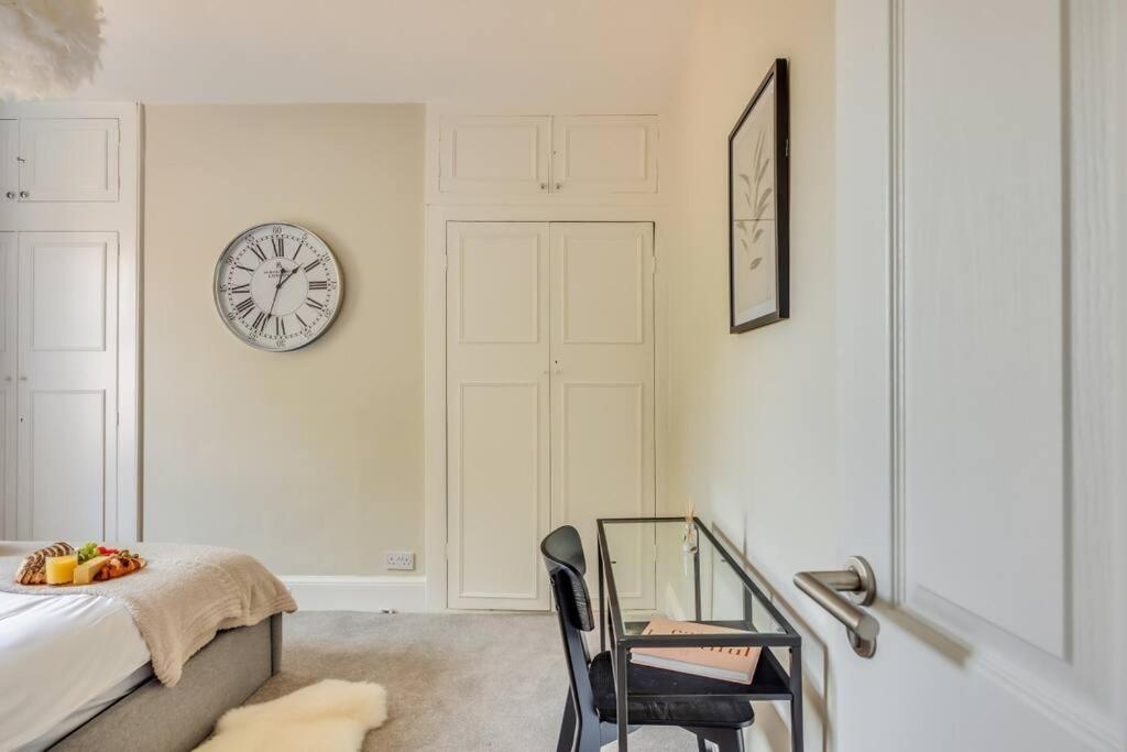 Beautiful 5 Bedroom 4 Bathroom House In W6 By Yoko - 10 Minute's To - Free Parking, Fast Wifi, Work Desks And Smarttvs With And Netflix Hébergement de vacances Londres
