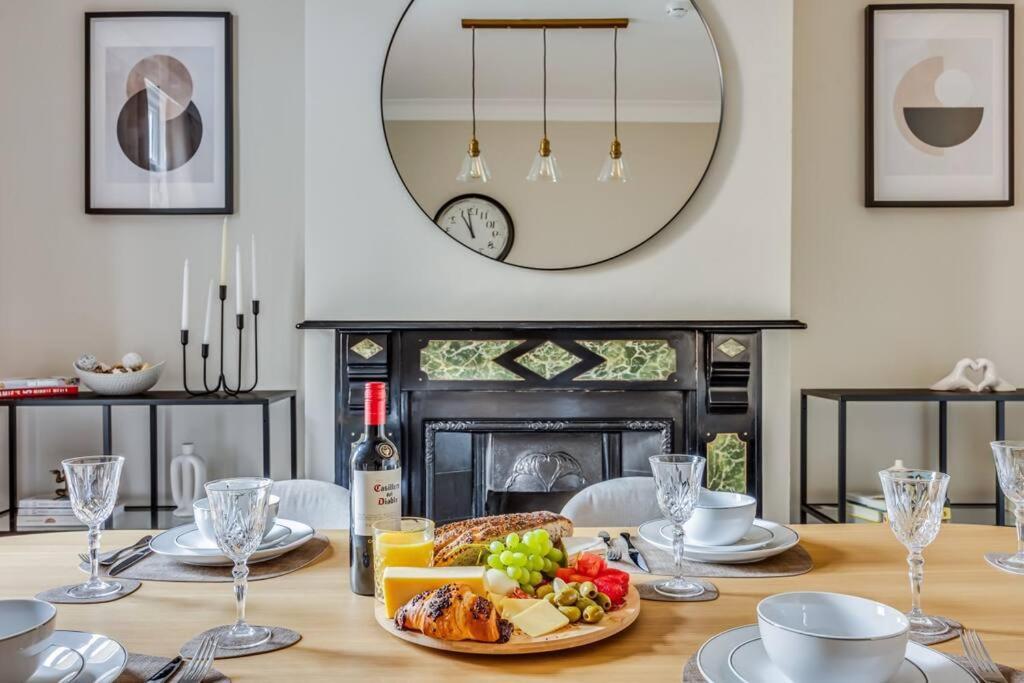 Beautiful 5 Bedroom 4 Bathroom House In W6 By Yoko - 10 Minute's To - Free Parking, Fast Wifi, Work Desks And Smarttvs With And Netflix Hébergement de vacances