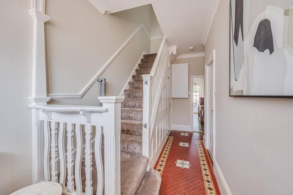Vakantiehuis Beautiful 5 Bedroom 4 Bathroom House In W6 By Yoko - 10 Minute's To - Free Parking, Fast Wifi, Work Desks And Smarttvs With And Netflix *
