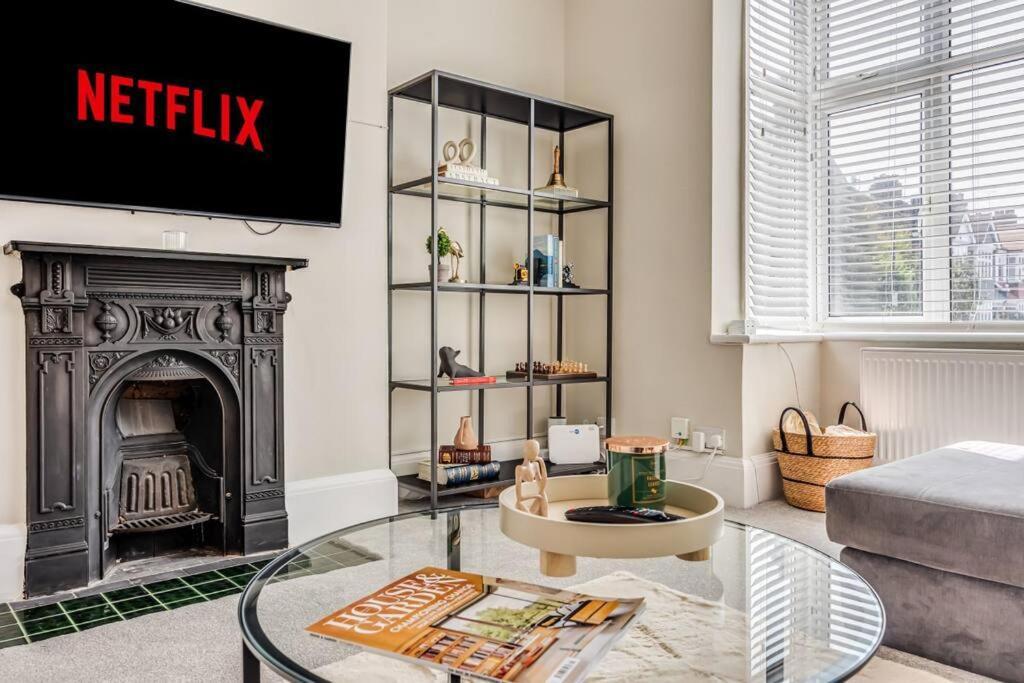 Hébergement de vacances Beautiful 5 Bedroom 4 Bathroom House In W6 By Yoko - 10 Minute's To - Free Parking, Fast Wifi, Work Desks And Smarttvs With And Netflix *