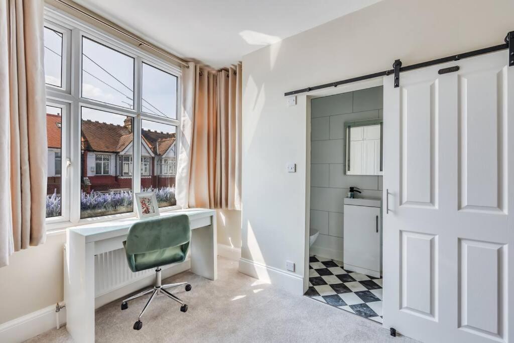 Hébergement de vacances Beautiful 5 Bedroom 4 Bathroom House In W6 By Yoko - 10 Minute's To - Free Parking, Fast Wifi, Work Desks And Smarttvs With And Netflix