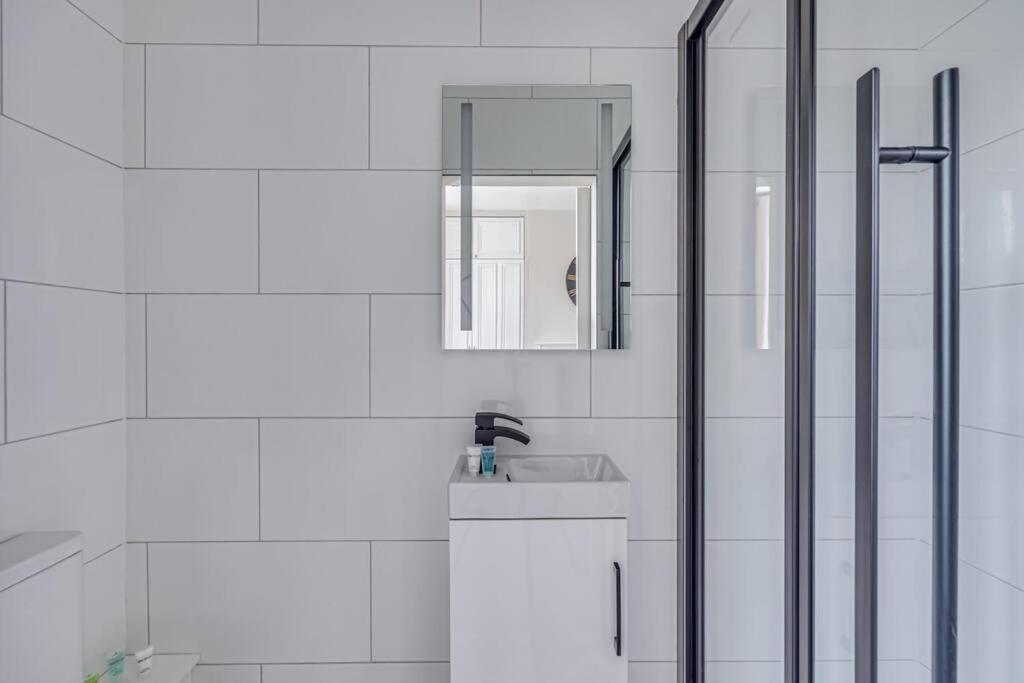 Beautiful 5 Bedroom 4 Bathroom House In W6 By Yoko - 10 Minute's To - Free Parking, Fast Wifi, Work Desks And Smarttvs With And Netflix Hébergement de vacances *
