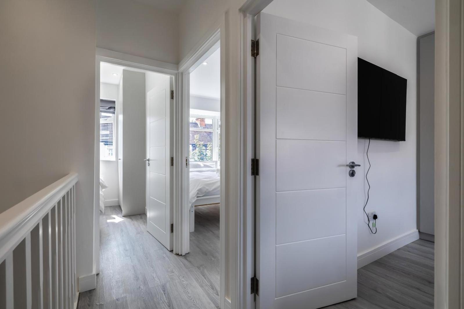 Modern With Driveway Parking For 2 Vehicles, Near Tottenham Hotspur Stadium, White Hart Lane Train Station Holiday home London
