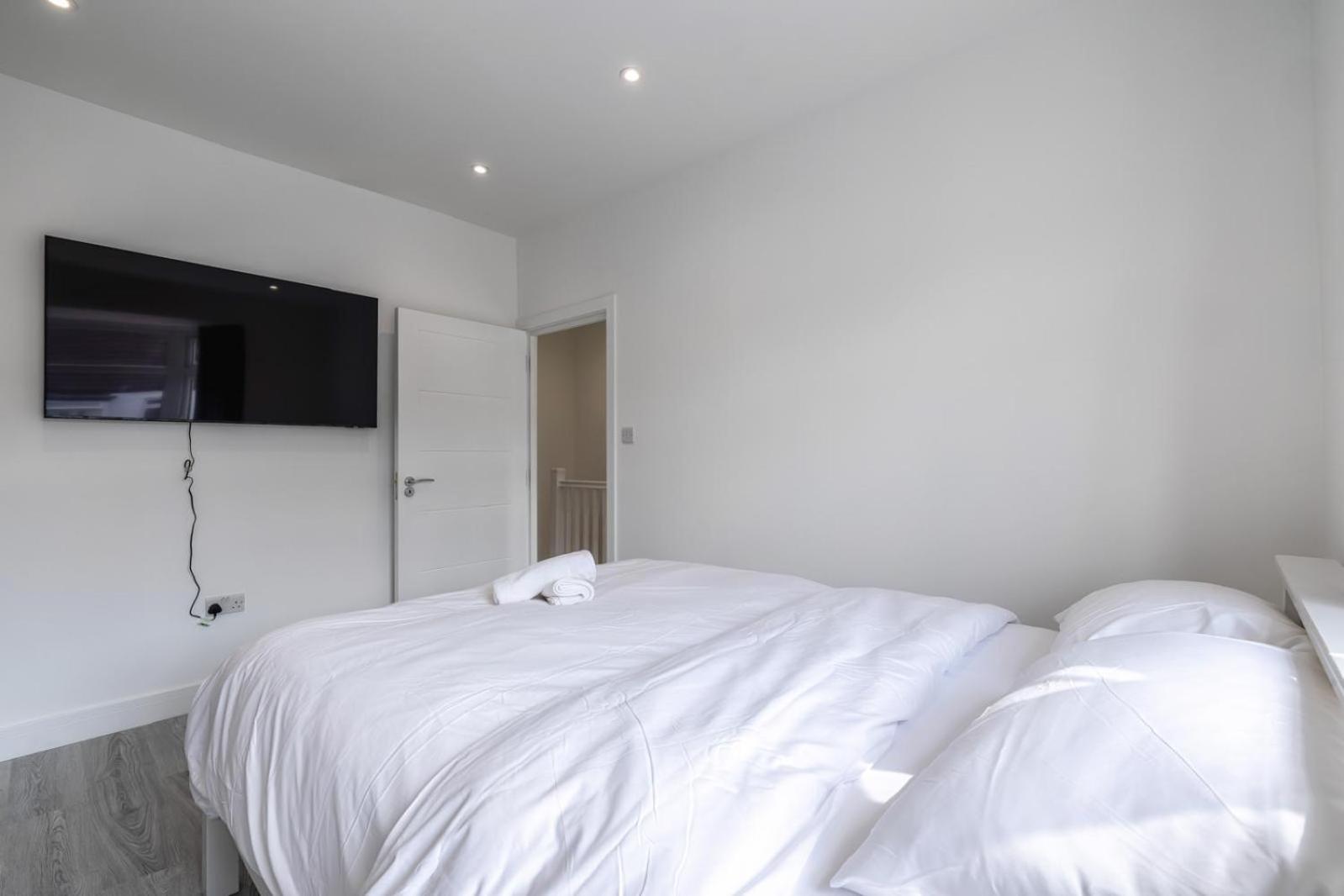 Modern With Driveway Parking For 2 Vehicles, Near Tottenham Hotspur Stadium, White Hart Lane Train Station Holiday home *