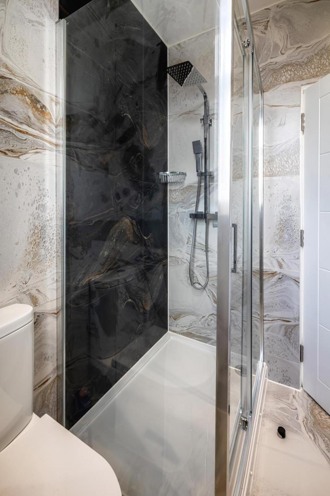 Modern With Driveway Parking For 2 Vehicles, Near Tottenham Hotspur Stadium, White Hart Lane Train Station Holiday home *