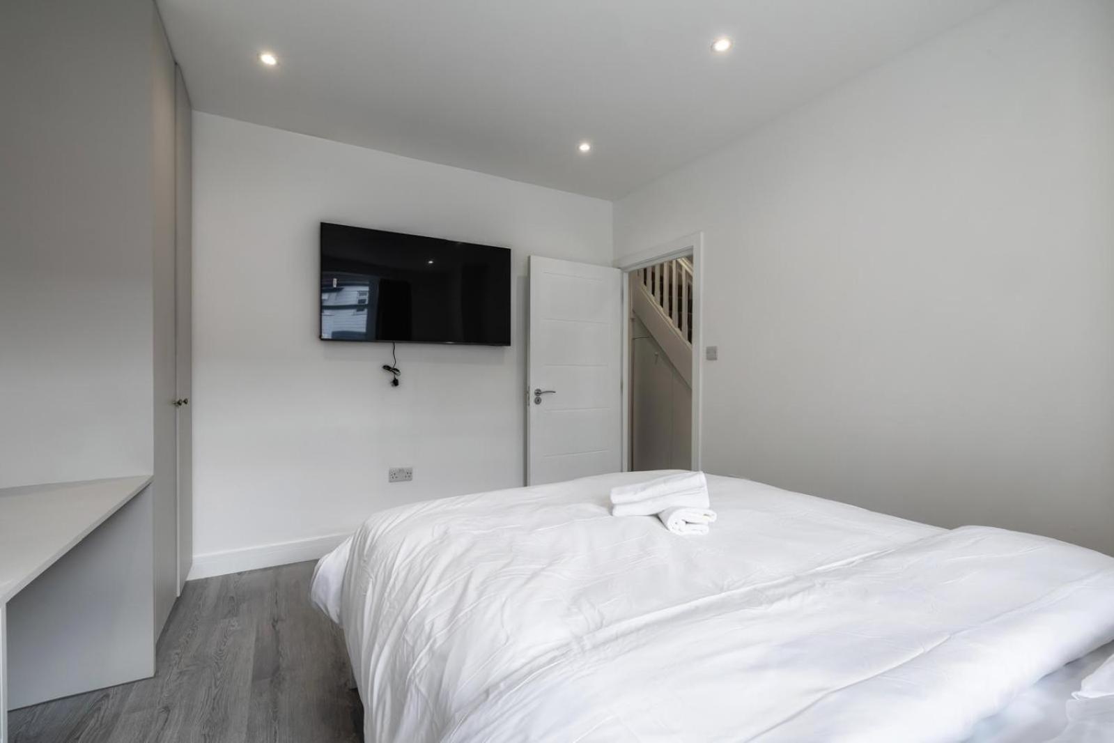 Modern With Driveway Parking For 2 Vehicles, Near Tottenham Hotspur Stadium, White Hart Lane Train Station London