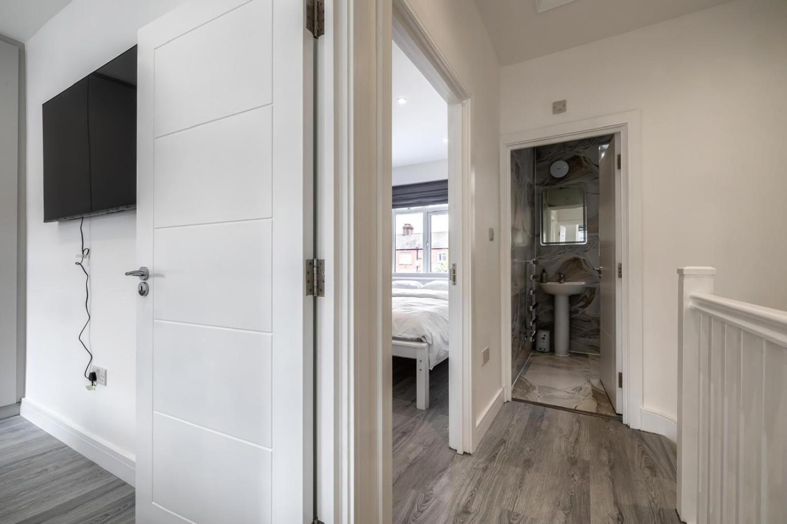 Hébergement de vacances Modern With Driveway Parking For 2 Vehicles, Near Tottenham Hotspur Stadium, White Hart Lane Train Station *