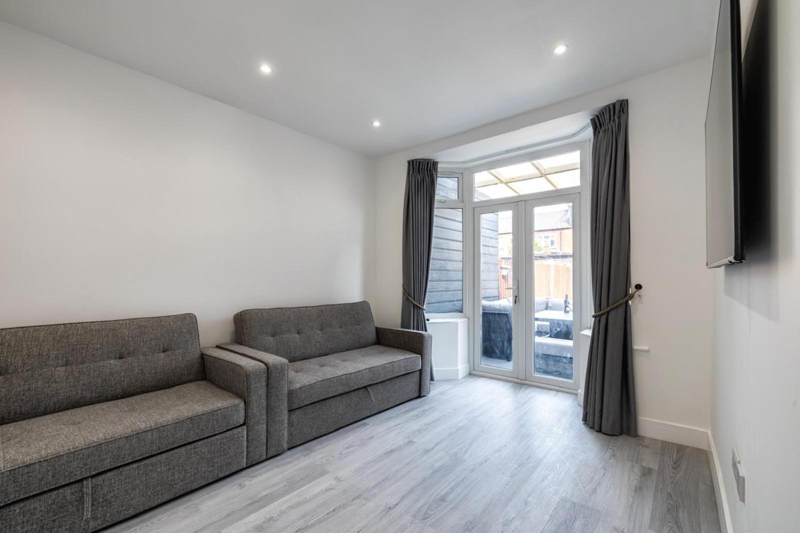 Modern With Driveway Parking For 2 Vehicles, Near Tottenham Hotspur Stadium, White Hart Lane Train Station London