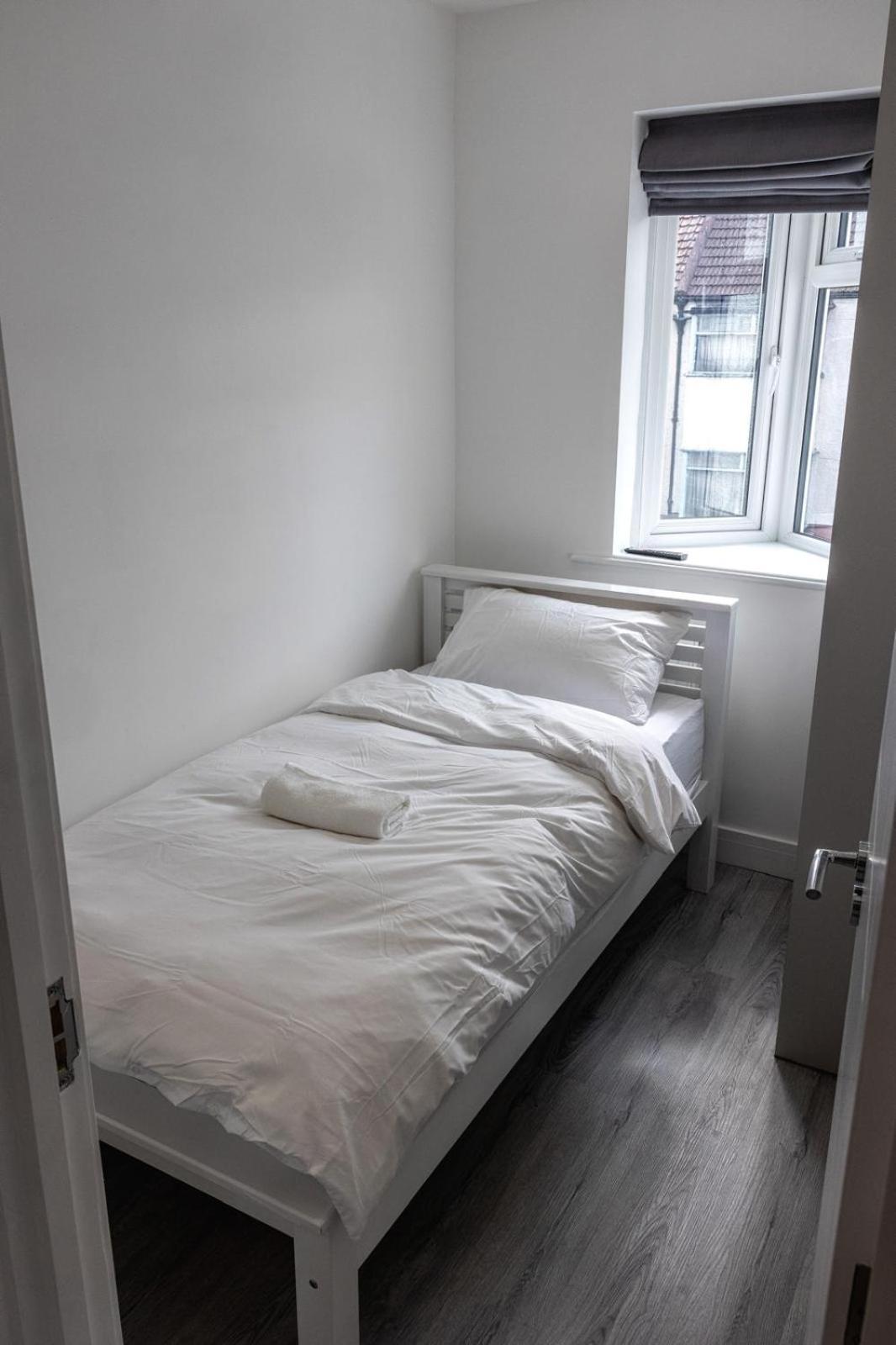 Holiday home Modern With Driveway Parking For 2 Vehicles, Near Tottenham Hotspur Stadium, White Hart Lane Train Station London