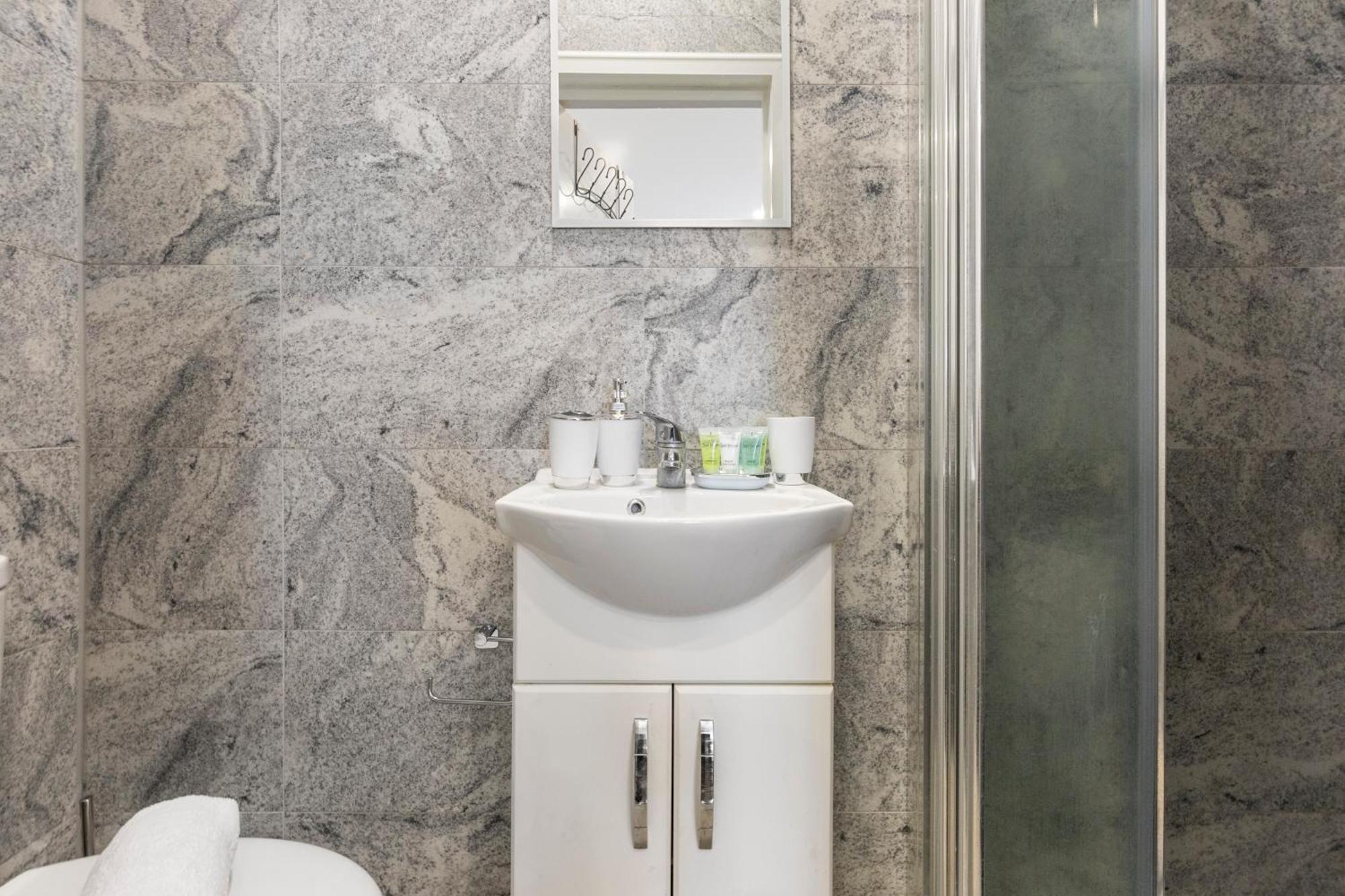 Trendy Twin Studio Modern Comfort For 2! London