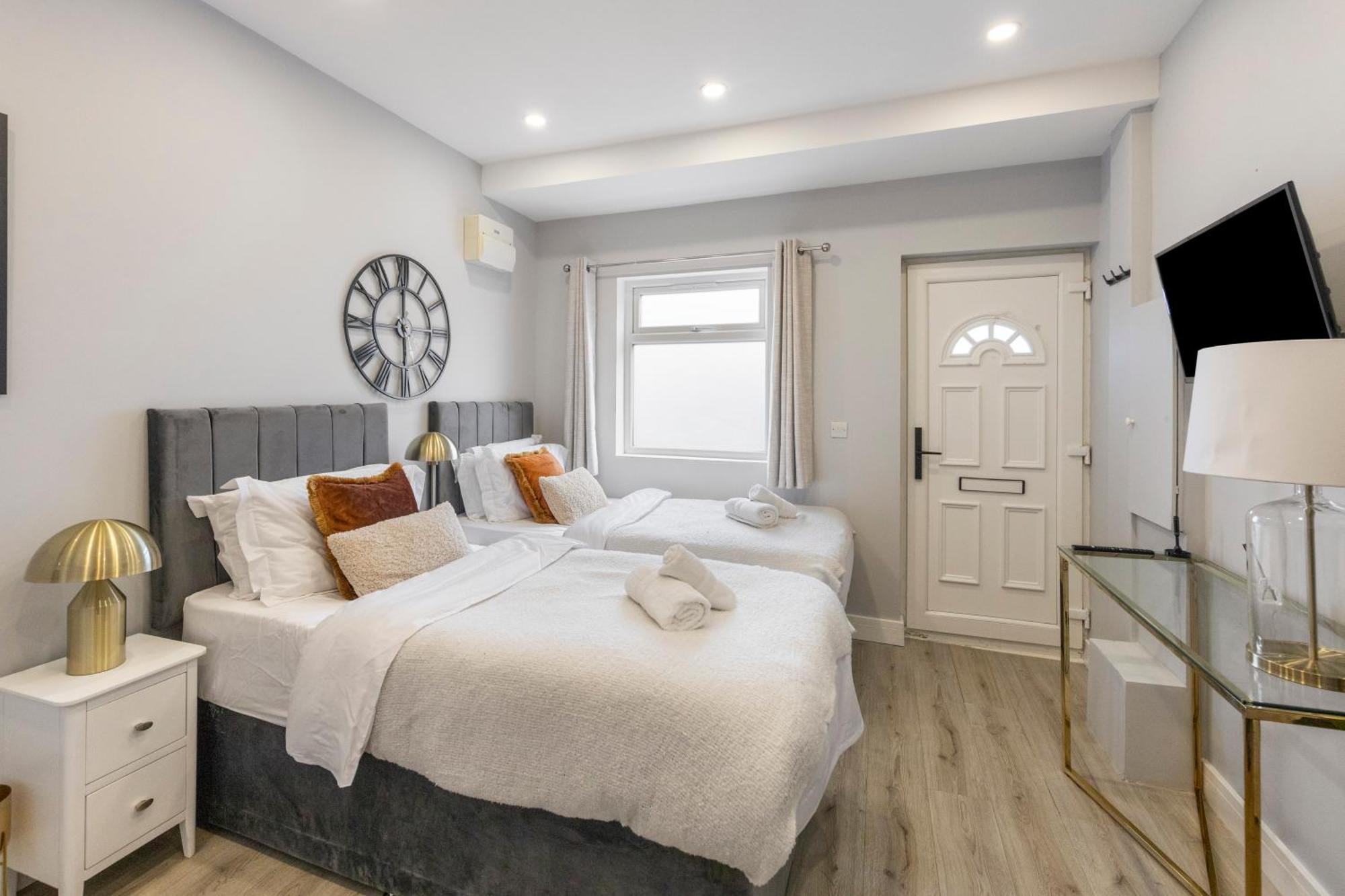 Trendy Twin Studio Modern Comfort For 2! Apartment *