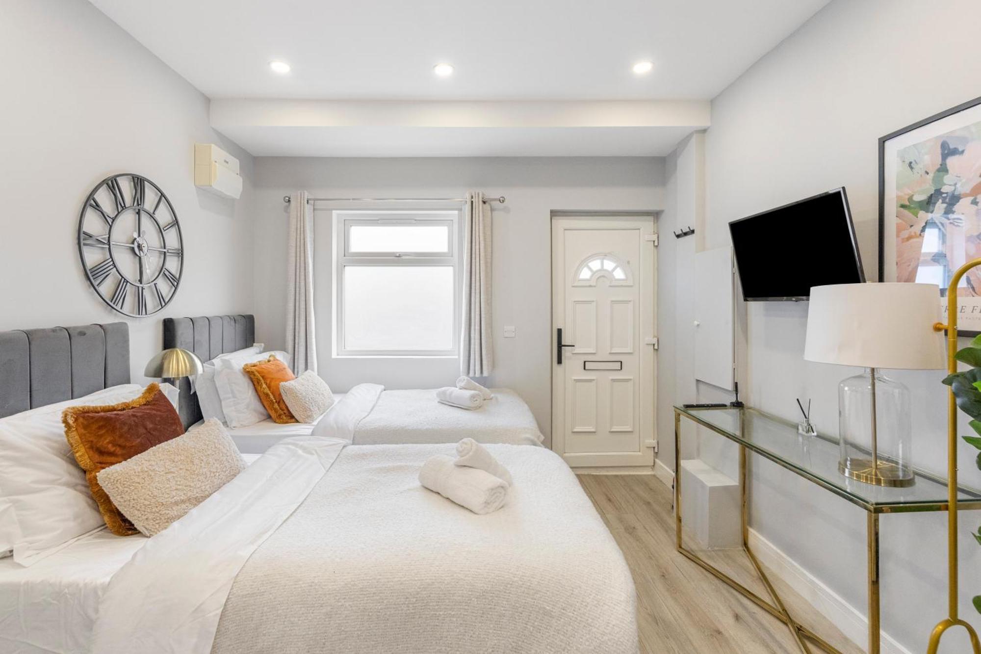 Trendy Twin Studio Modern Comfort For 2! Apartment