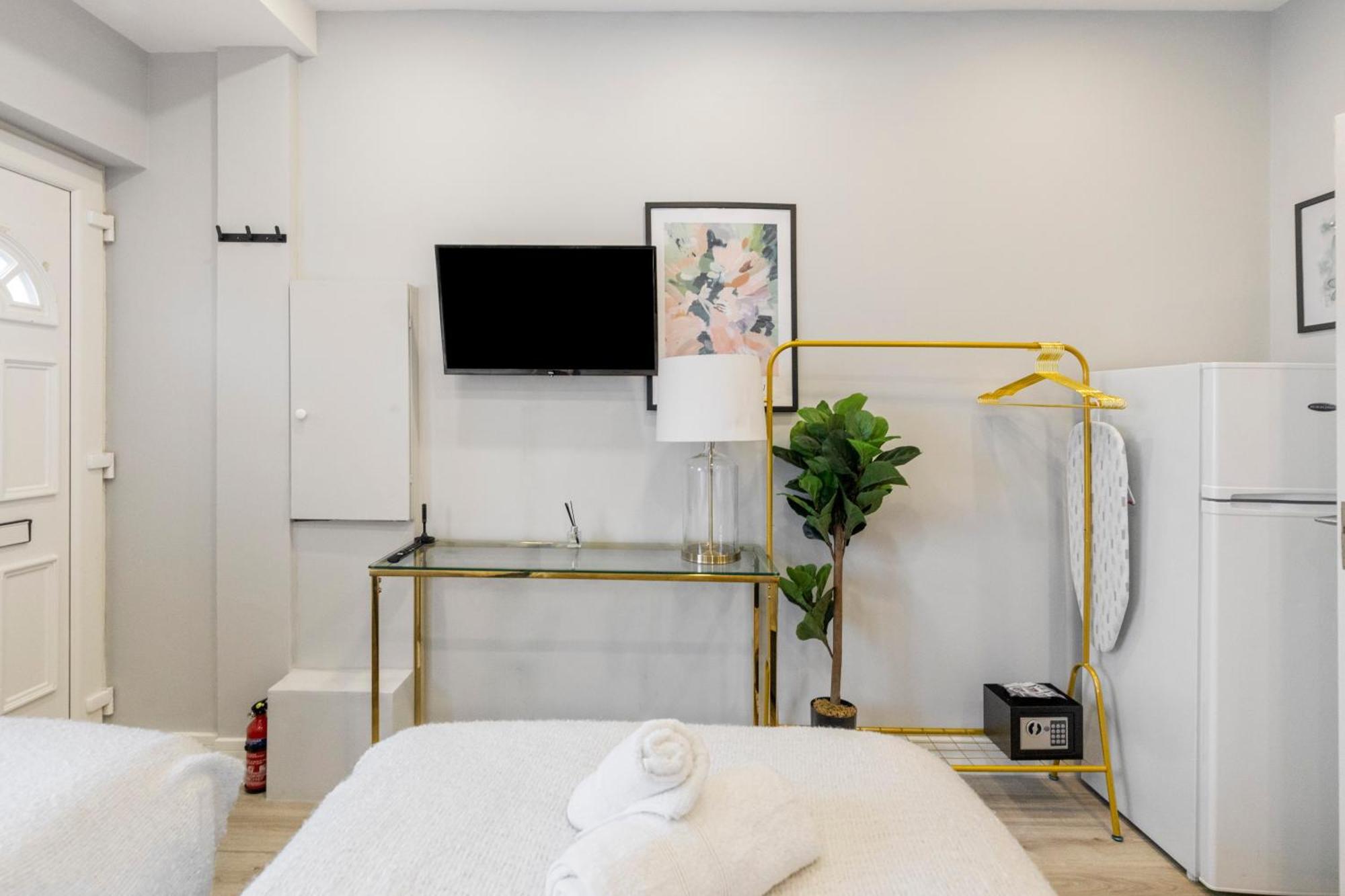 Trendy Twin Studio Modern Comfort For 2! Apartment *