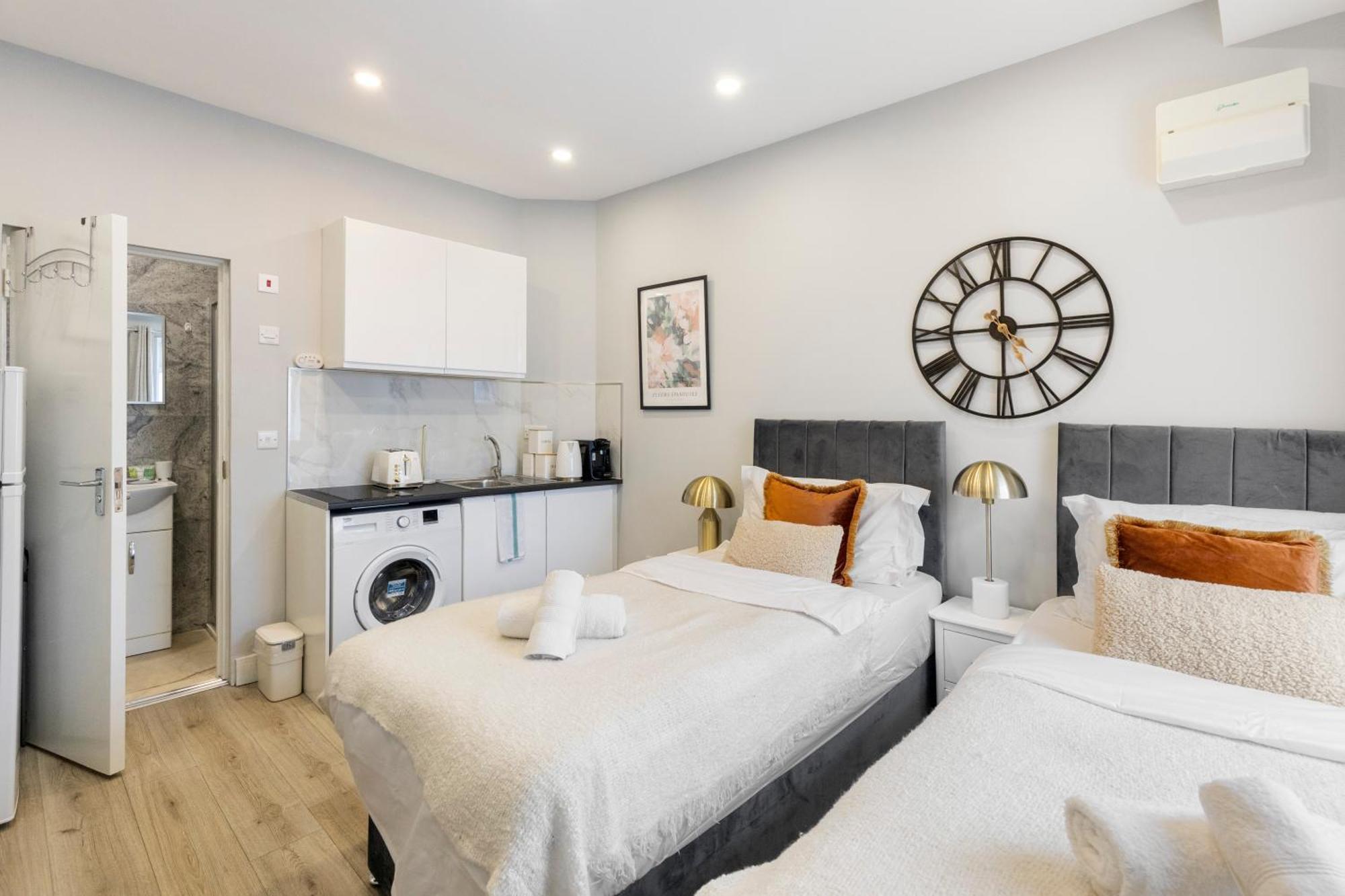 Trendy Twin Studio Modern Comfort For 2! Apartment London