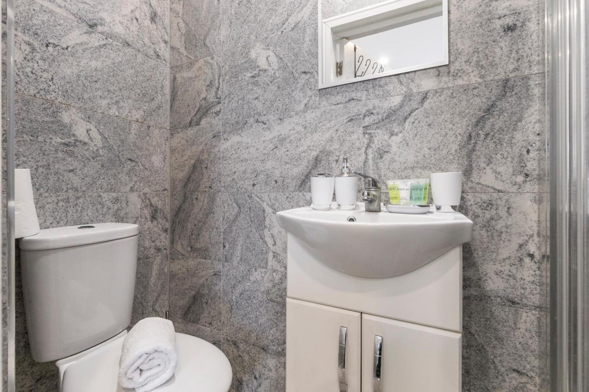 Trendy Twin Studio Modern Comfort For 2! * London
