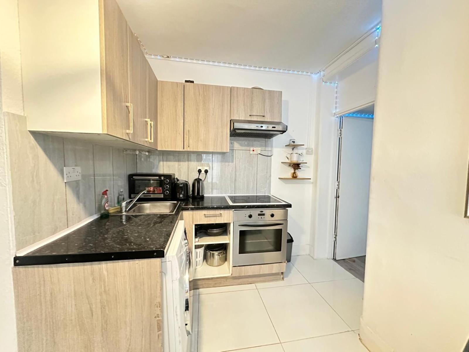 Lägenhet Ground Floor Mile 2 Bedroom Flat London