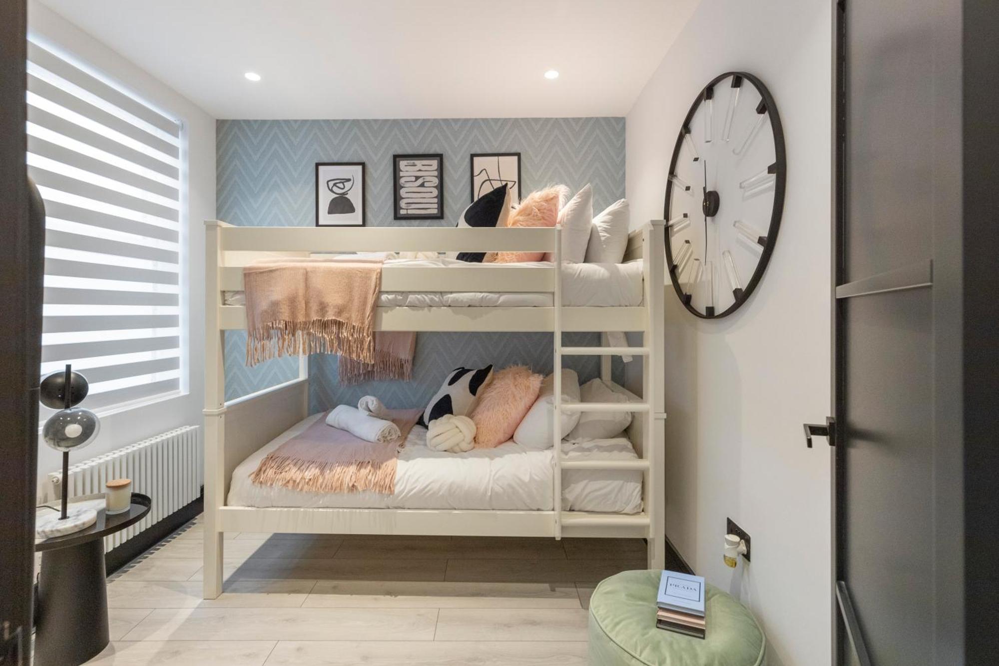 Unwind In Style 2br With Cozy Backyard For Groups Lejlighed