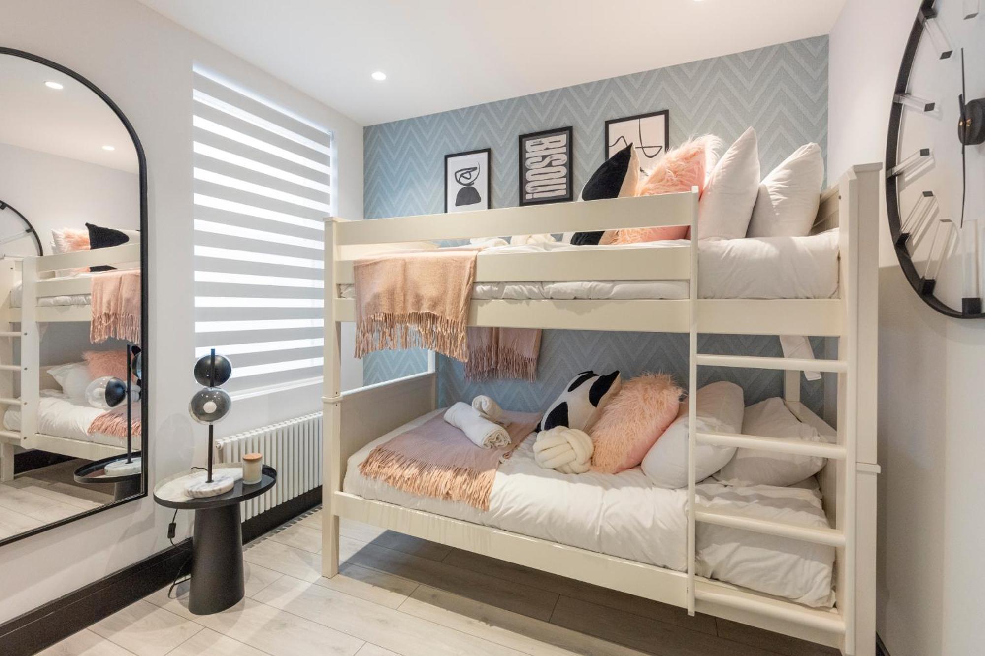 Unwind In Style 2br With Cozy Backyard For Groups Lejlighed London