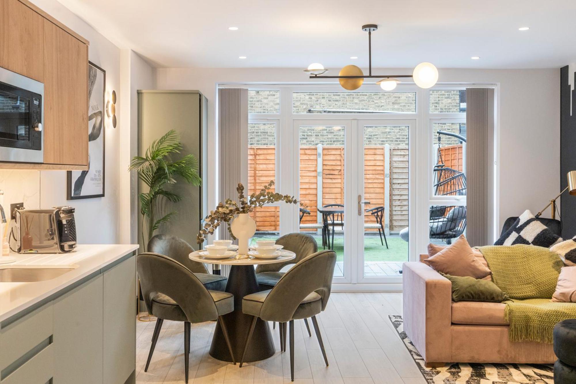 Lejlighed Unwind In Style 2br With Cozy Backyard For Groups London