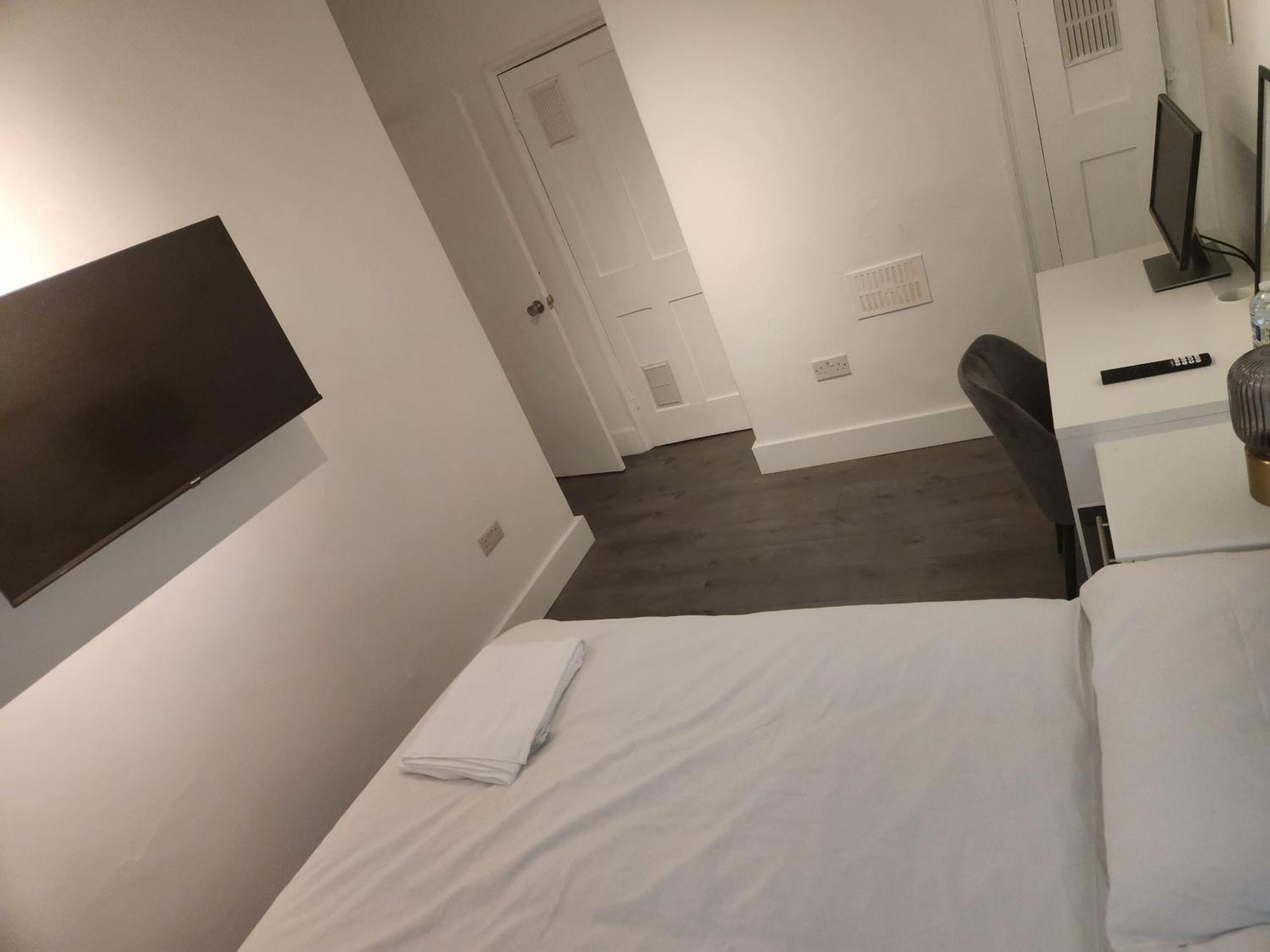 Leilighet Flat With Work Station, Monitor, Smart Tv & Netflix *