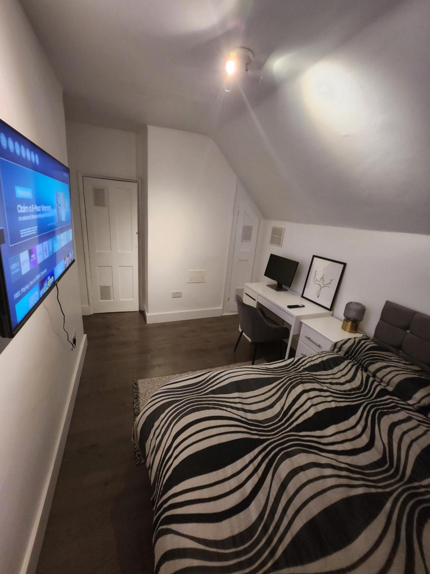Flat With Work Station, Monitor, Smart Tv & Netflix London