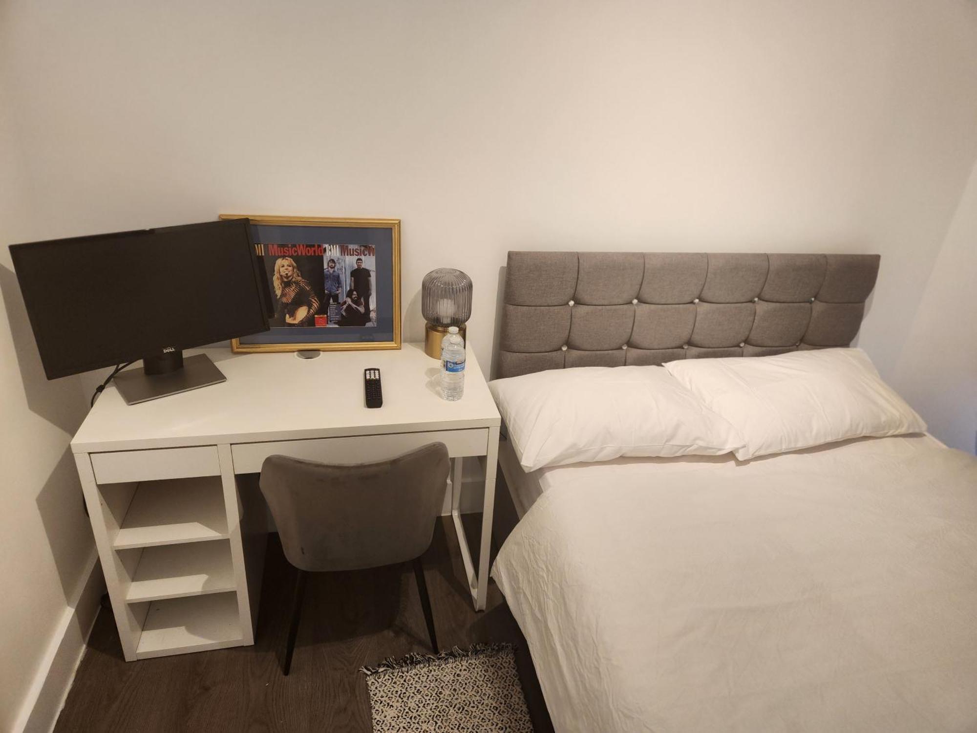 Leilighet Flat With Work Station, Monitor, Smart Tv & Netflix
