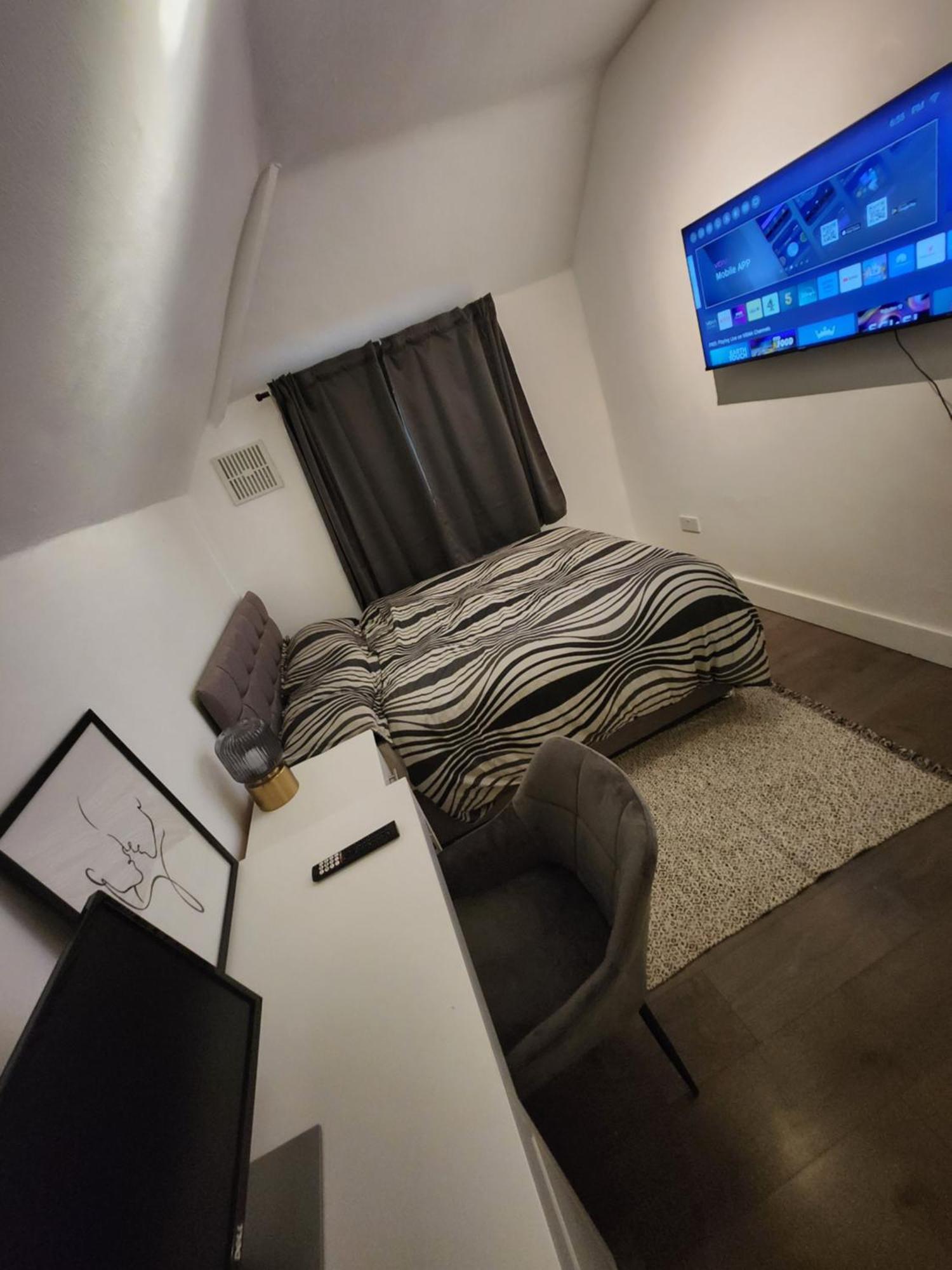 Flat With Work Station, Monitor, Smart Tv & Netflix London