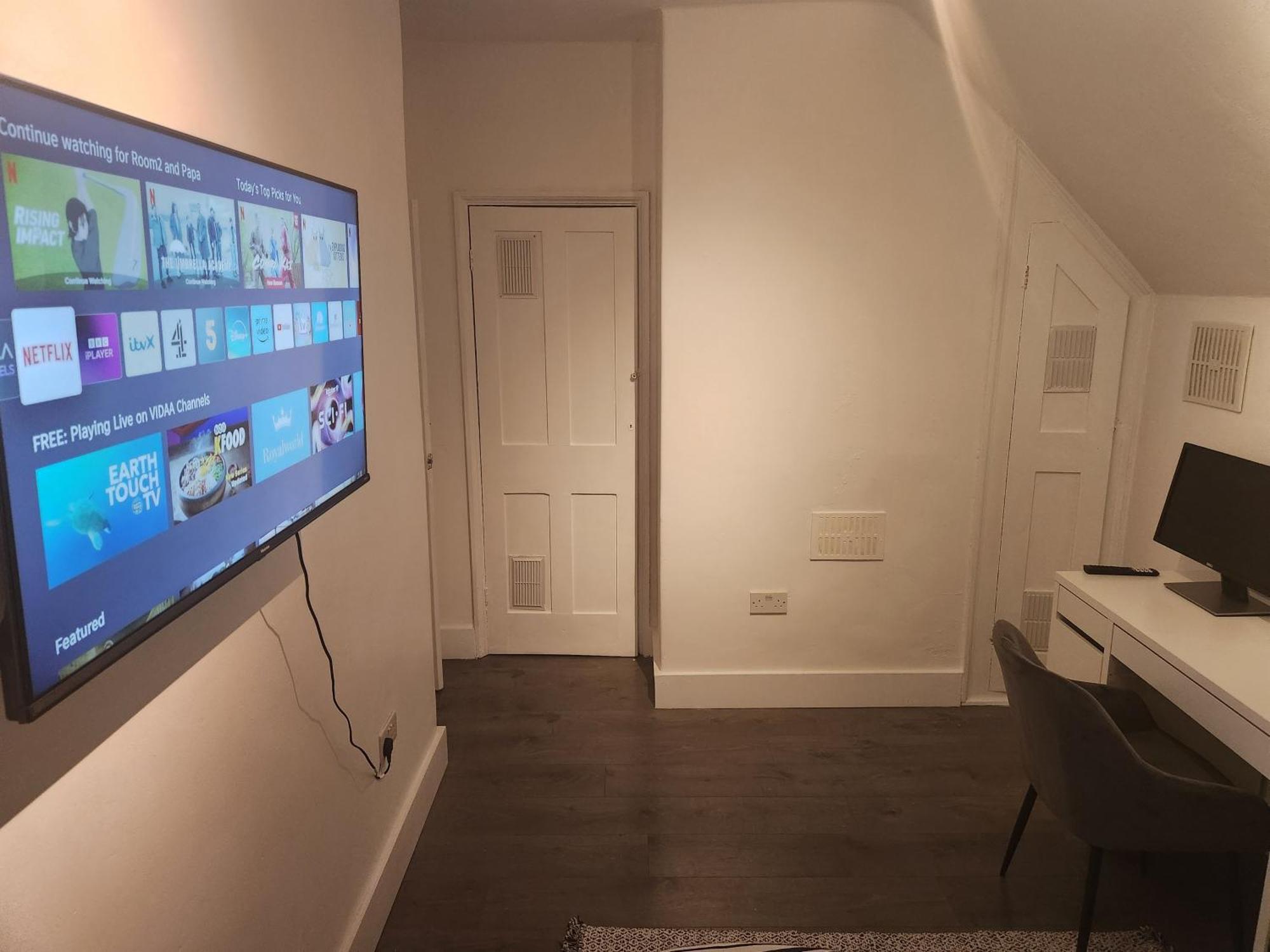 Leilighet Flat With Work Station, Monitor, Smart Tv & Netflix